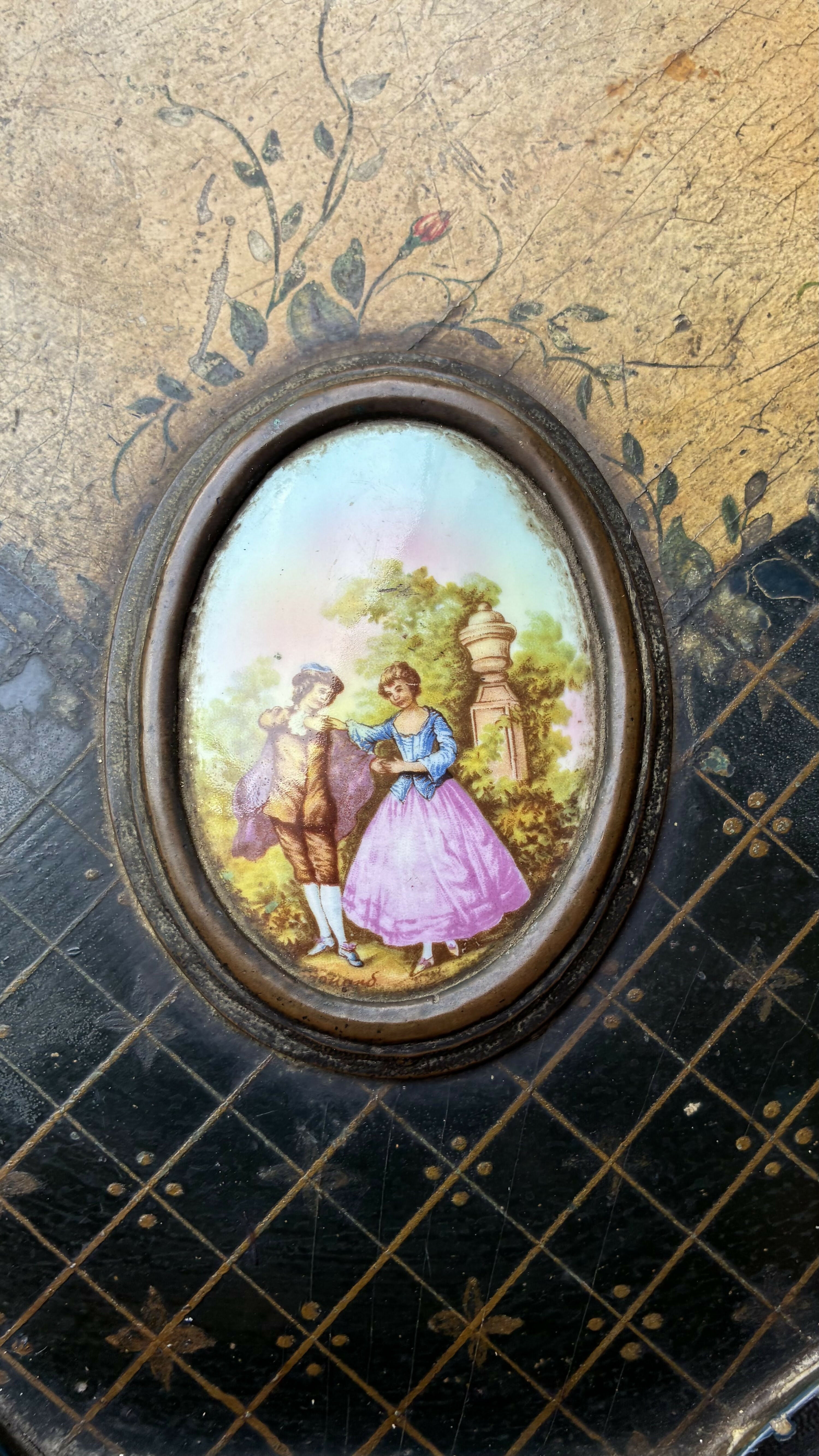 Mesa de Centro Antiga em Madeira com tampo adornado