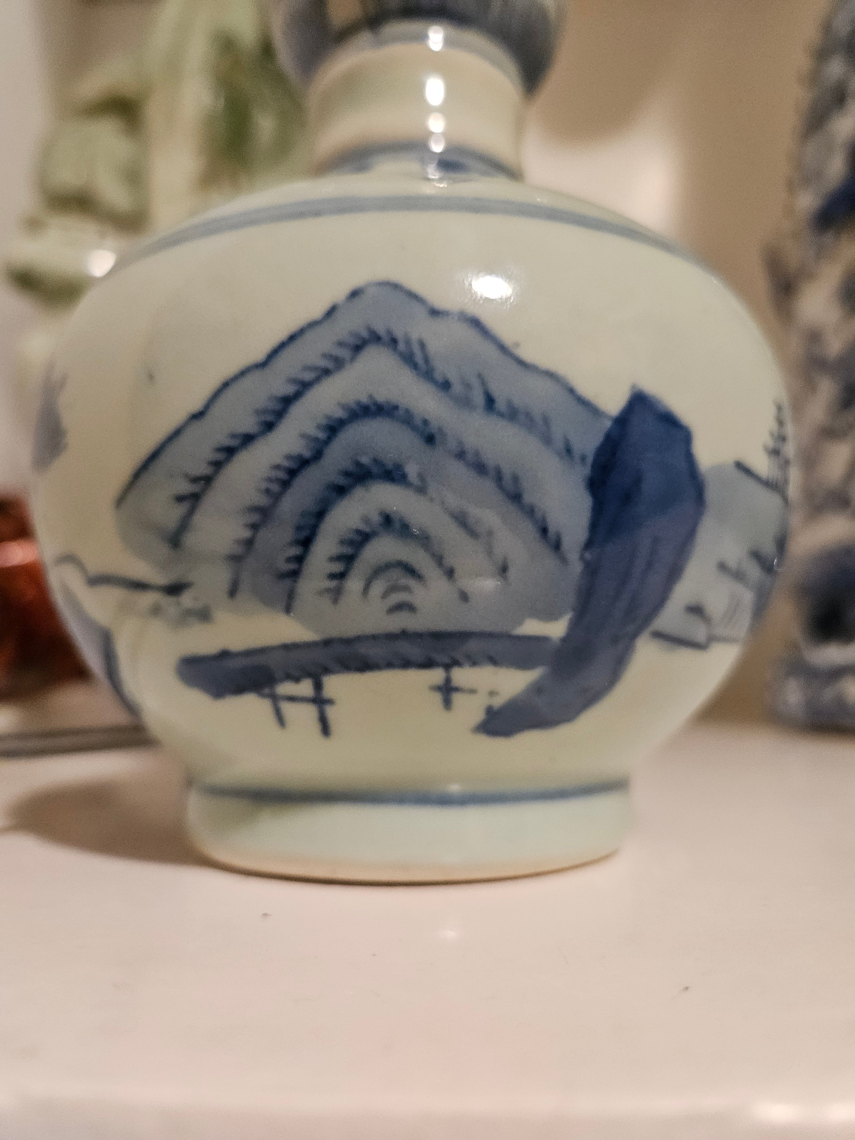 Abajur Vintage com Base de Vaso de Porcelana Azul e Branca e Cúpula Nova