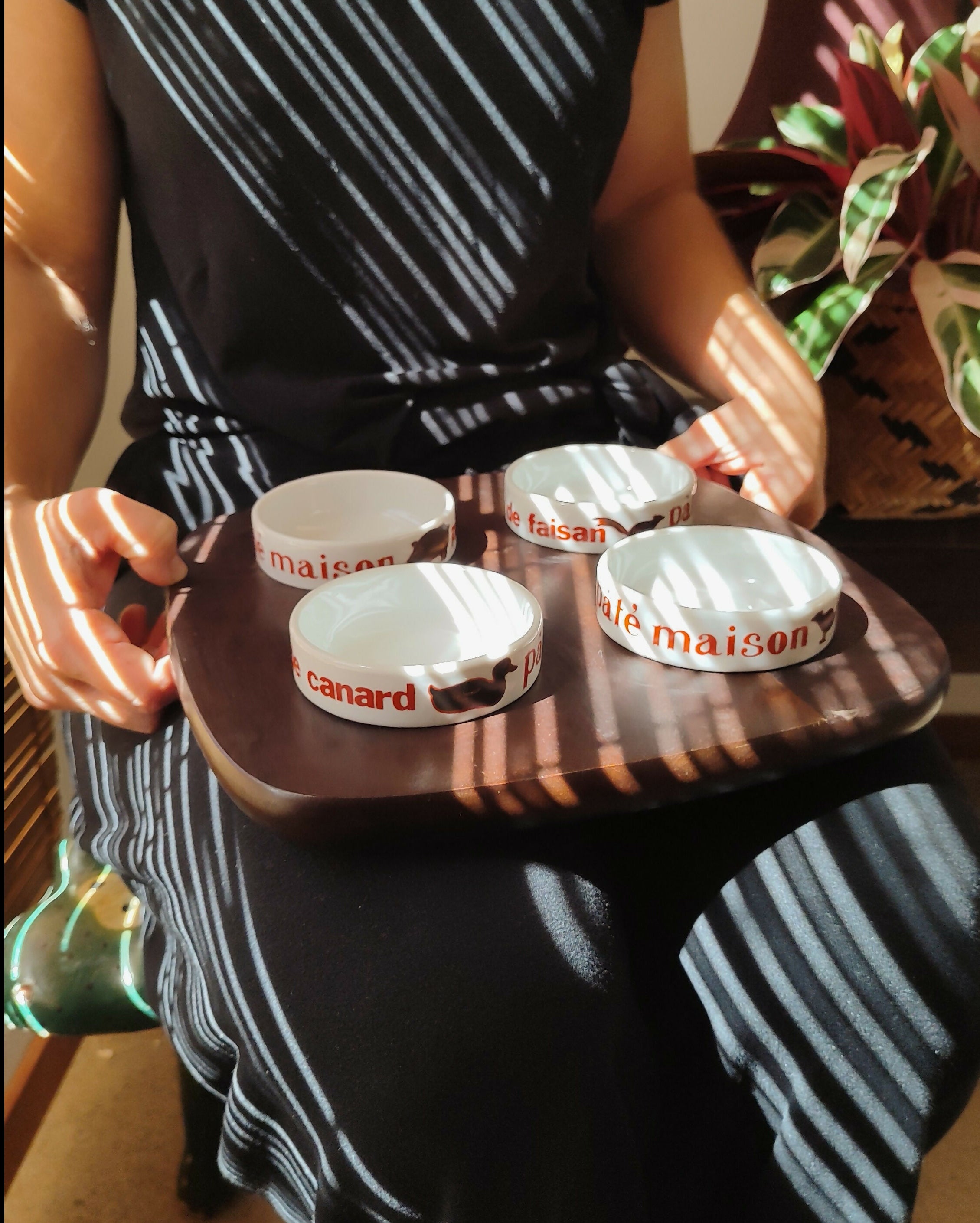 Conjunto em madeira nobre com recipientes em porcelana da adorada Tropic-Art