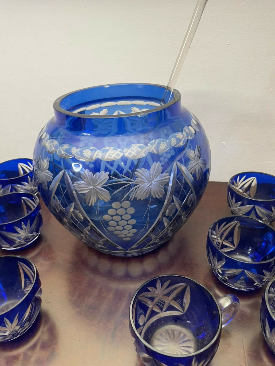 Grandiosa Poncheira Azul com 10 canecas com concha em cristal lapidado azul cobalto da Bohemia