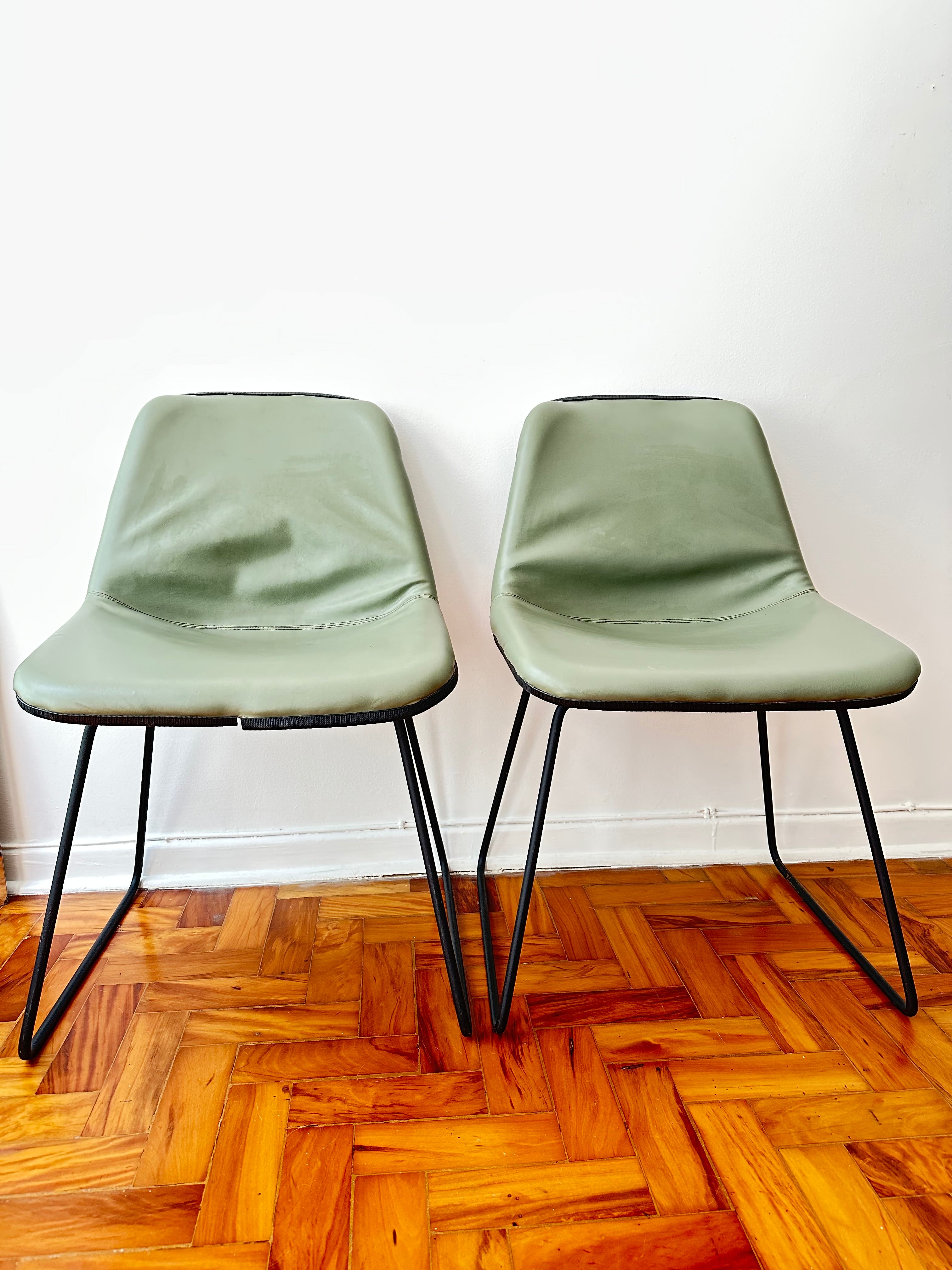 Par de Cadeiras com estrutura em ferro e estofado verde claro 