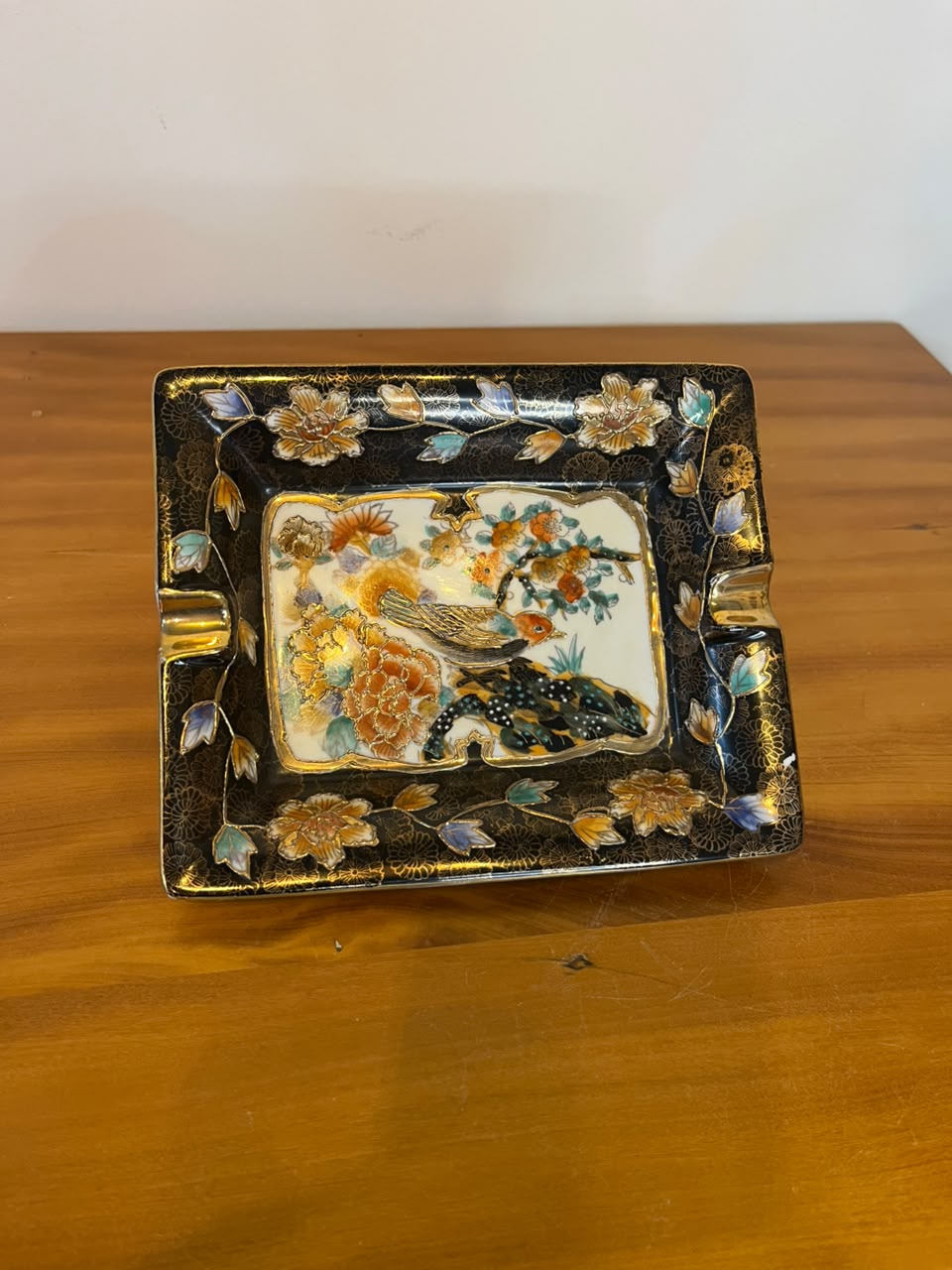 Cinzeiro Oriental Vintage em Porcelana – Flores e Pássaro