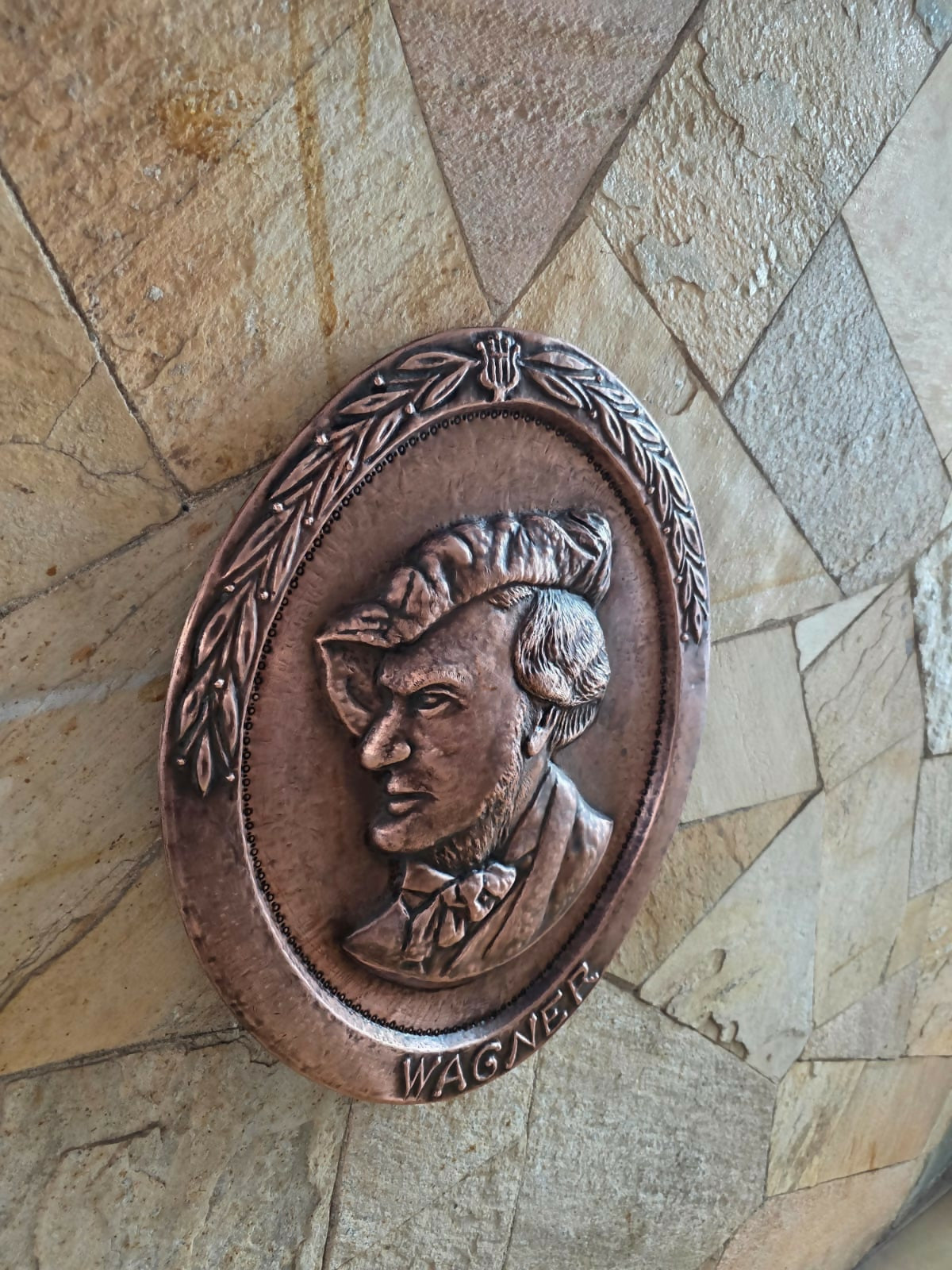 Medalhão em cobre com relevo de Wagner, assinado por M. Sartini.