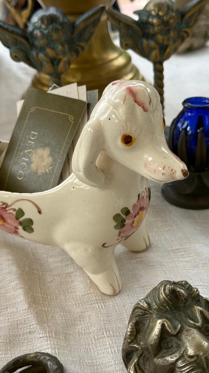 Cachorrinho salsicha de porcelana pintada com motivos florais 