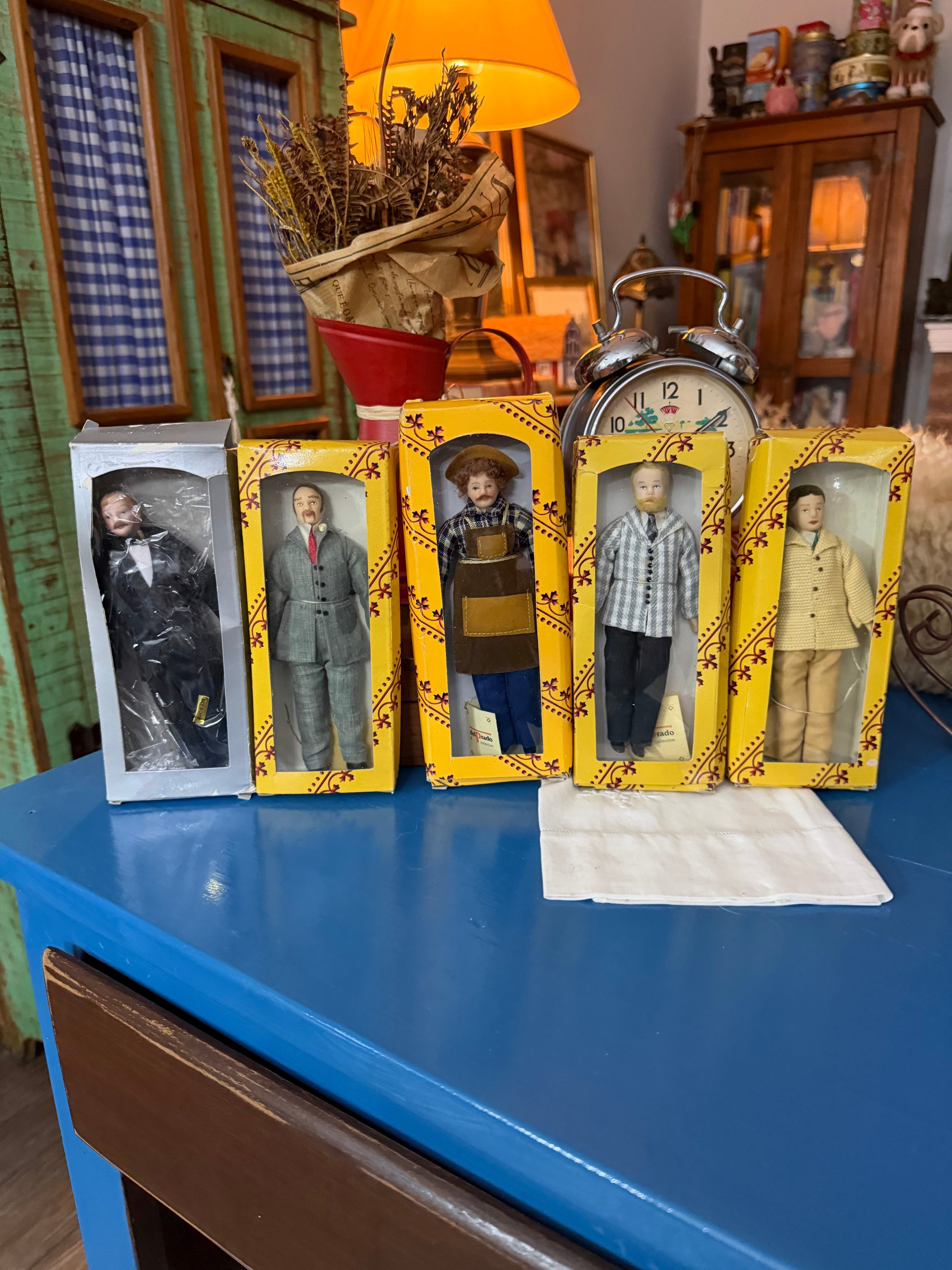 DEL PRADO - Bonecas em miniatura da renomada coleção Del Prado. Roupas vitorianas e rico em detalhes (valor unitário) 