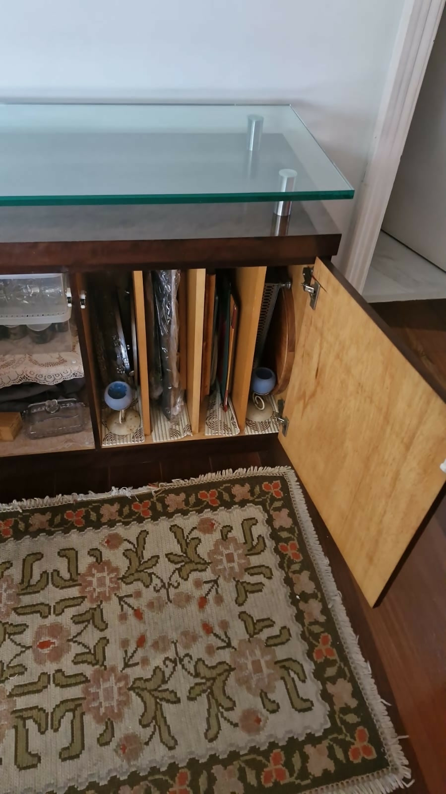 Buffet de madeira e vidro