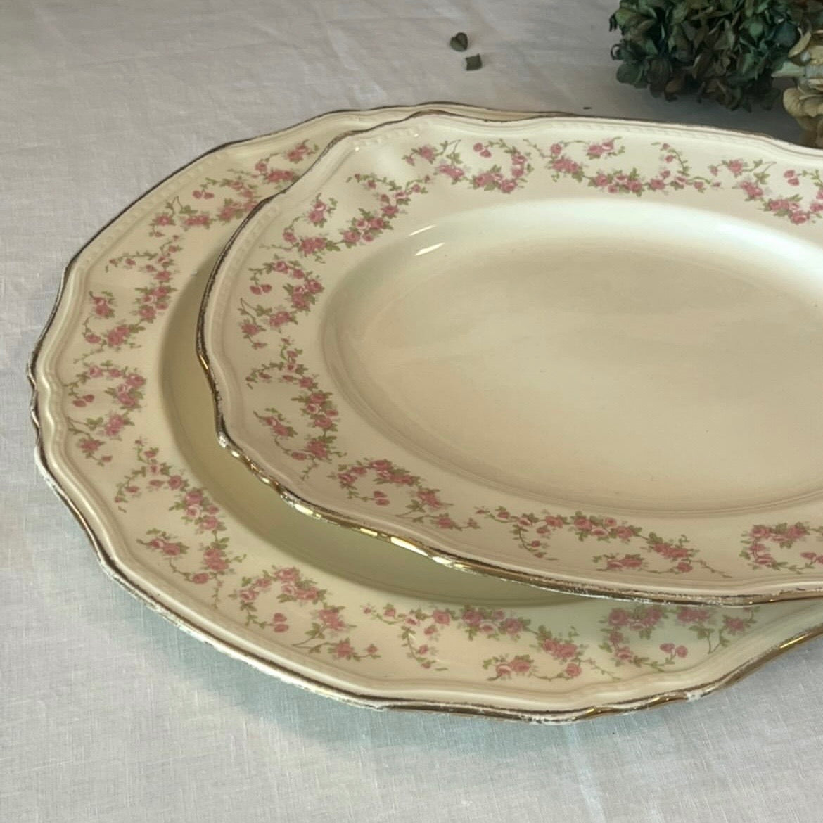 Travessas inglesas Meakin redonda e oval com estampa floral rosa e filete dourado