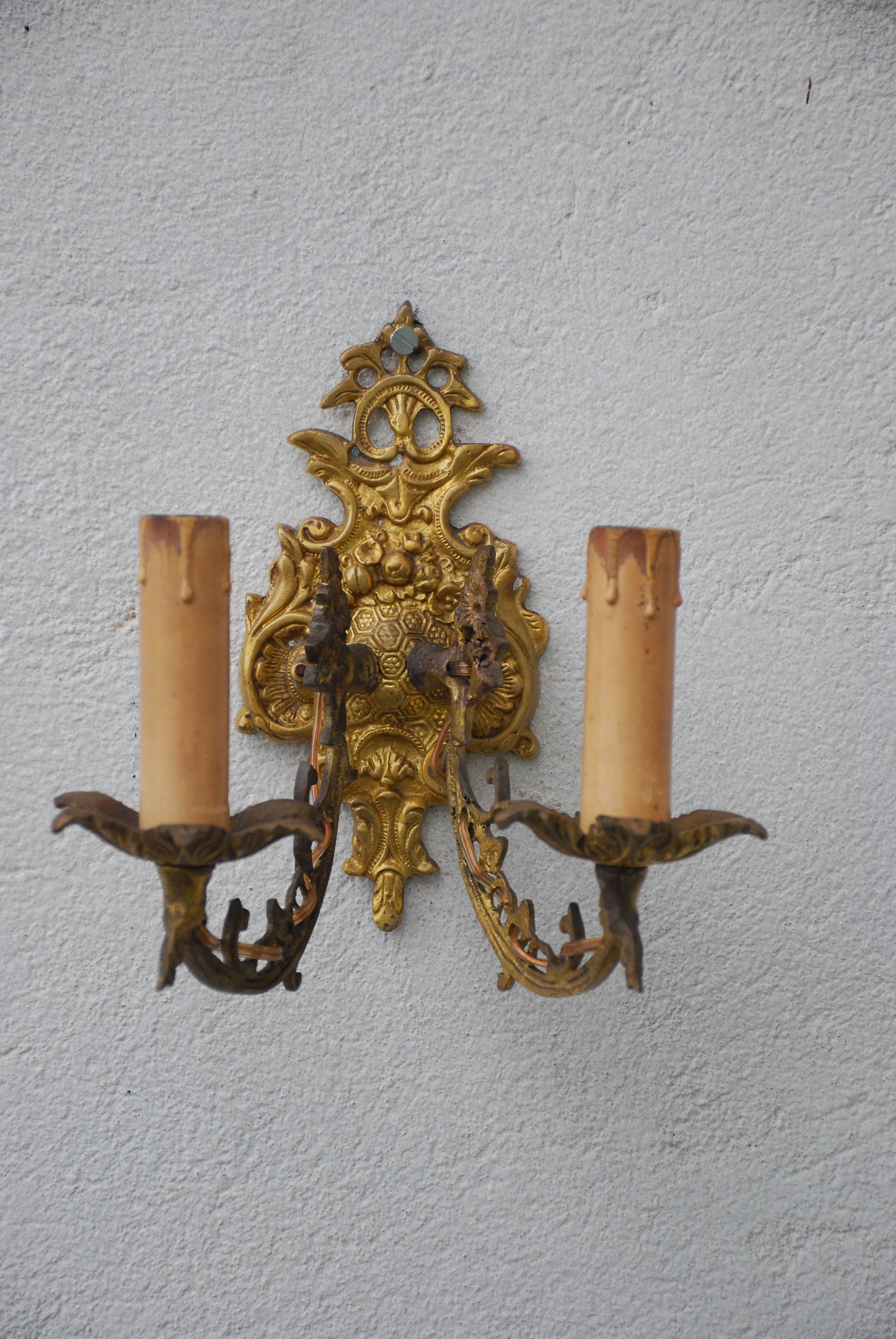 Arandela de bronze em dourado anos 60 , estilo vela ,2 pçs