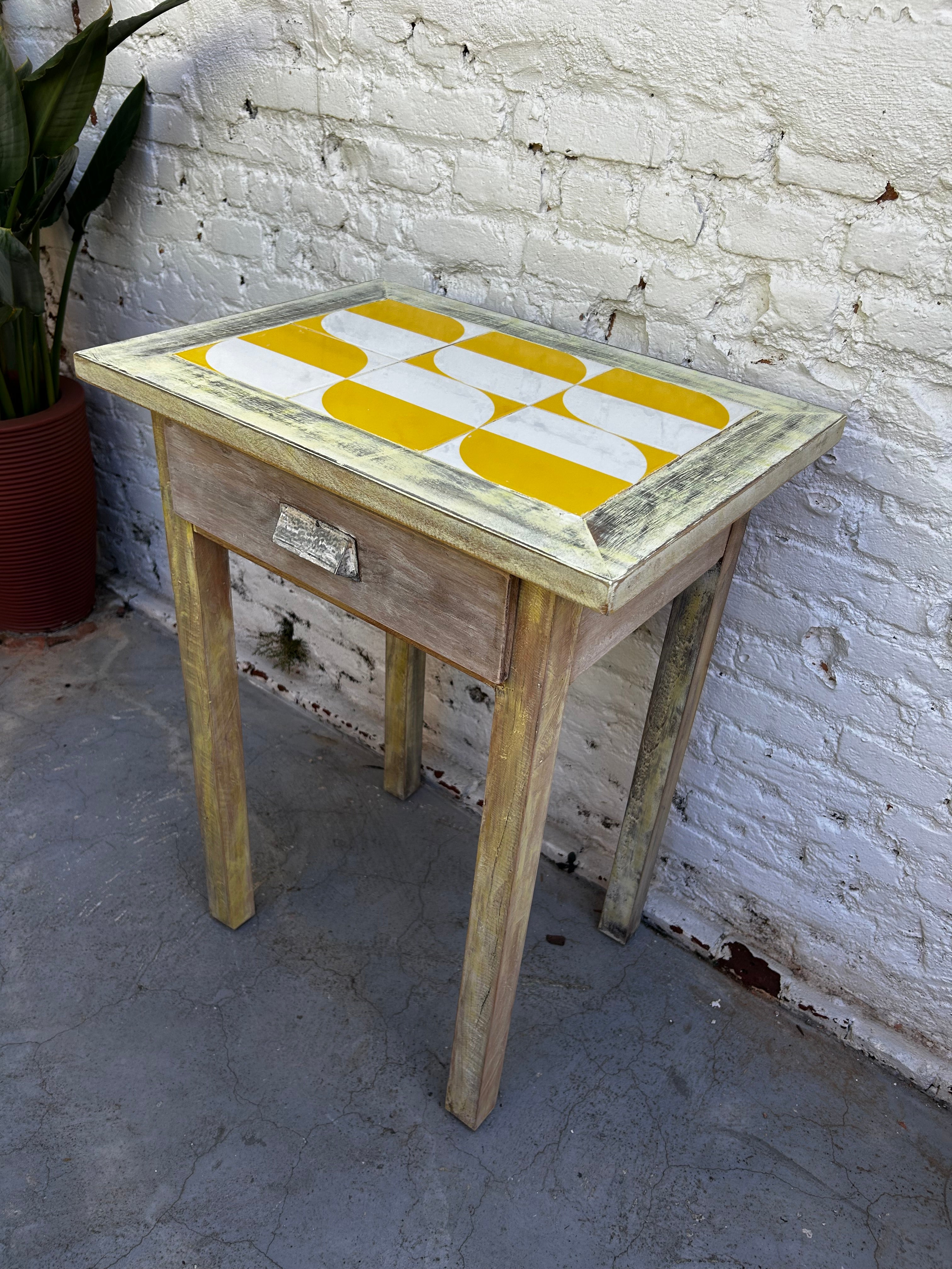 Mesinha com azulejos vintage com estampa em amarelo e branco 