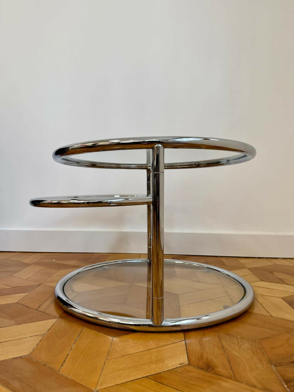 Linda mesa com estrutura tubular cromada, desenho circular.