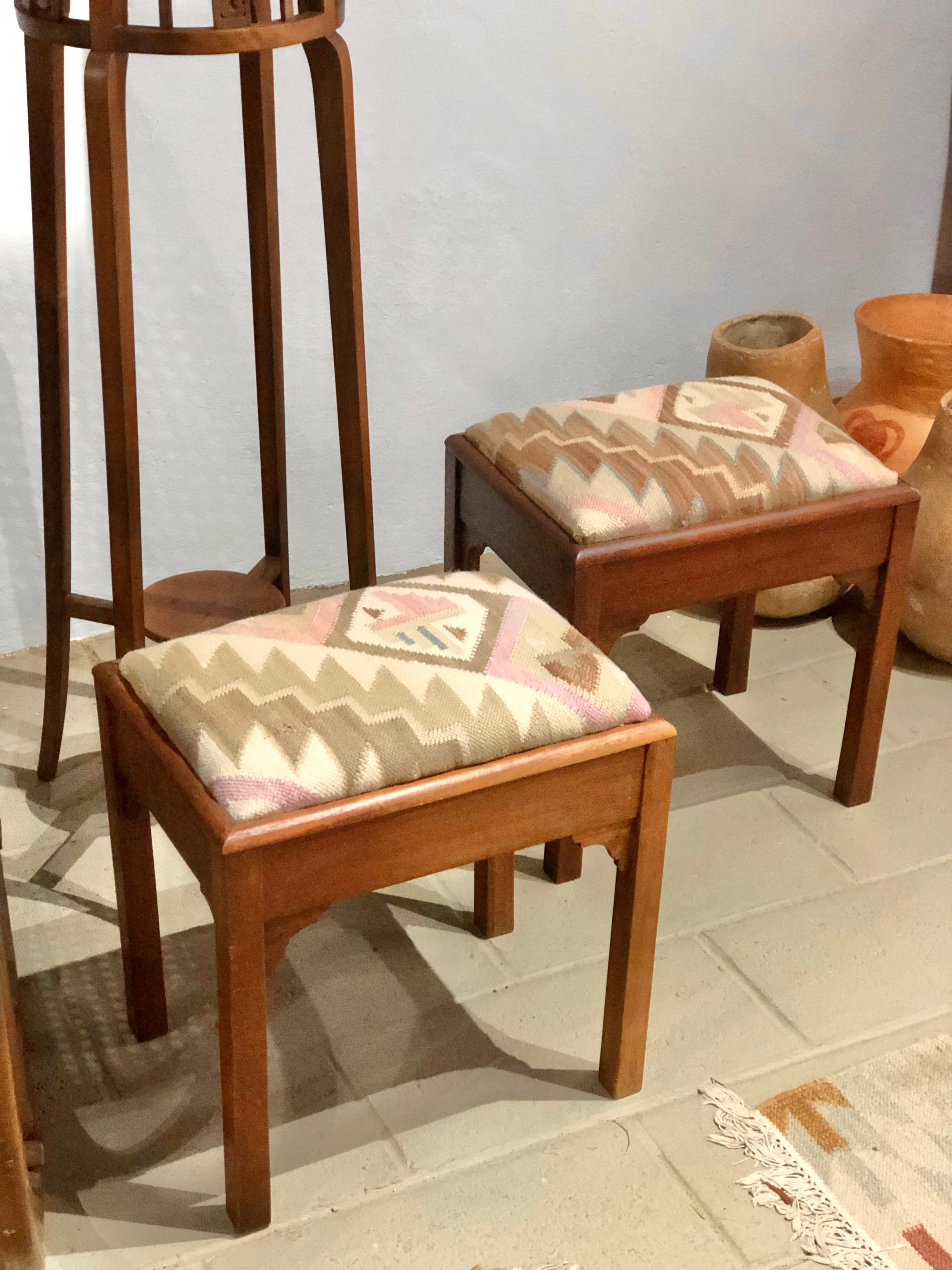 Banquetas anos 50 com kilim