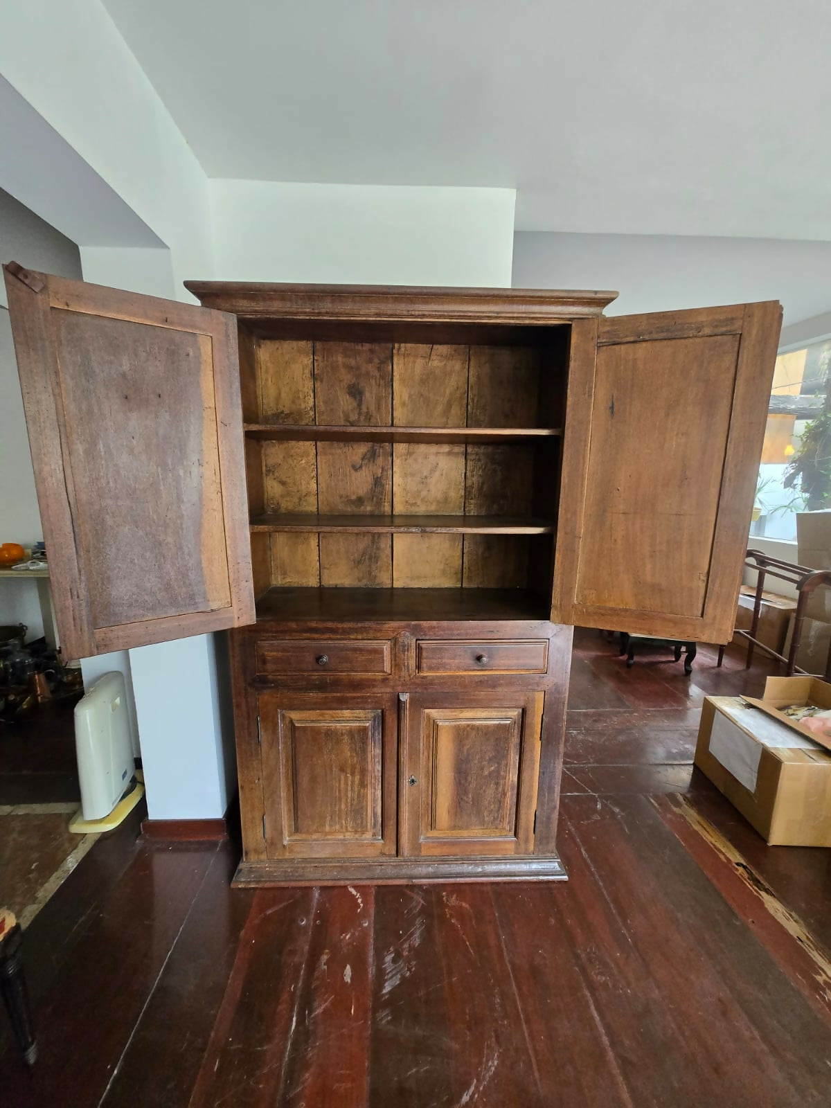 Grande armário antigo em madeira maciça com portas almofadadas – c. 1880–1920