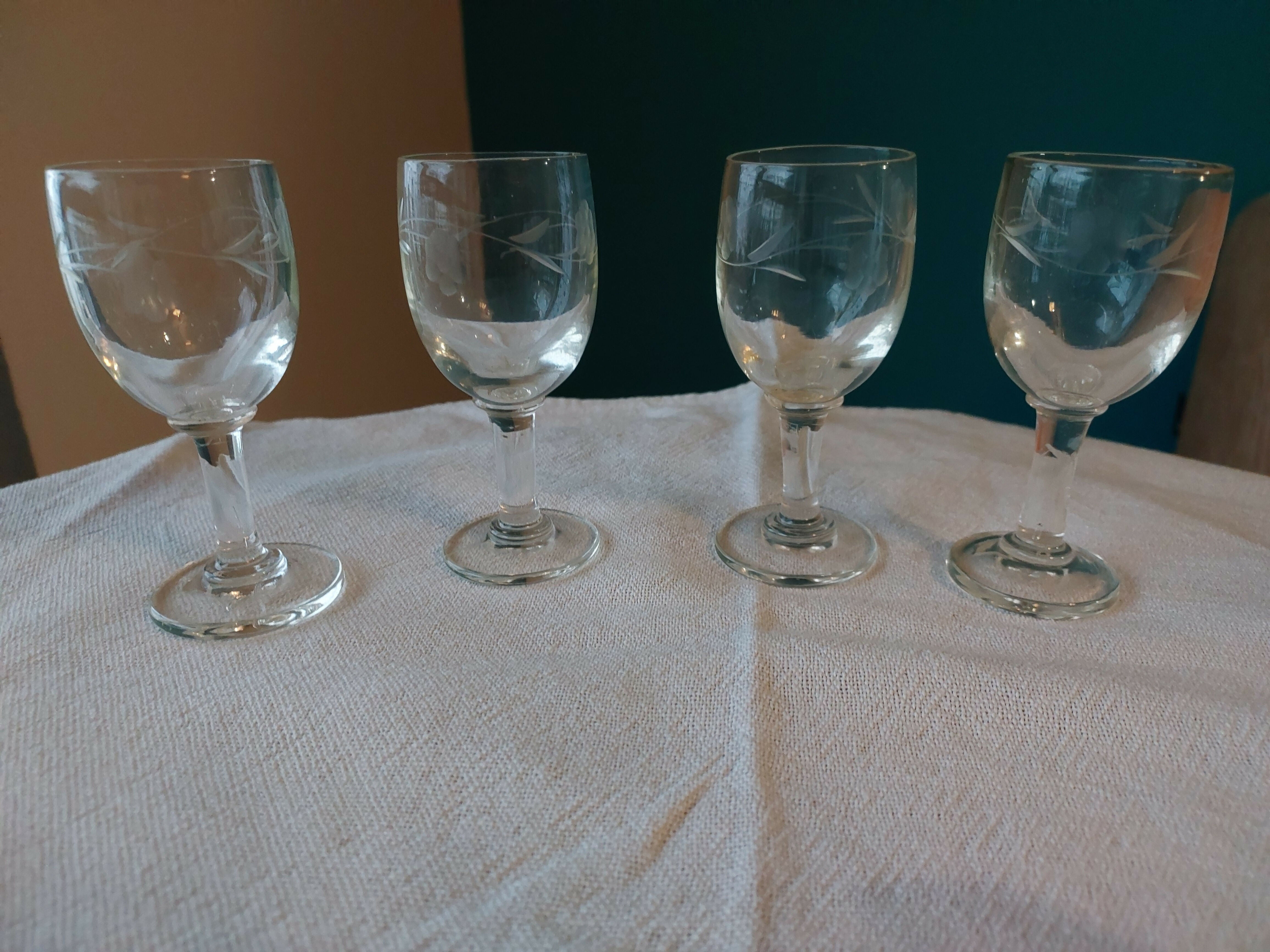 Quatro Taças de Lícor