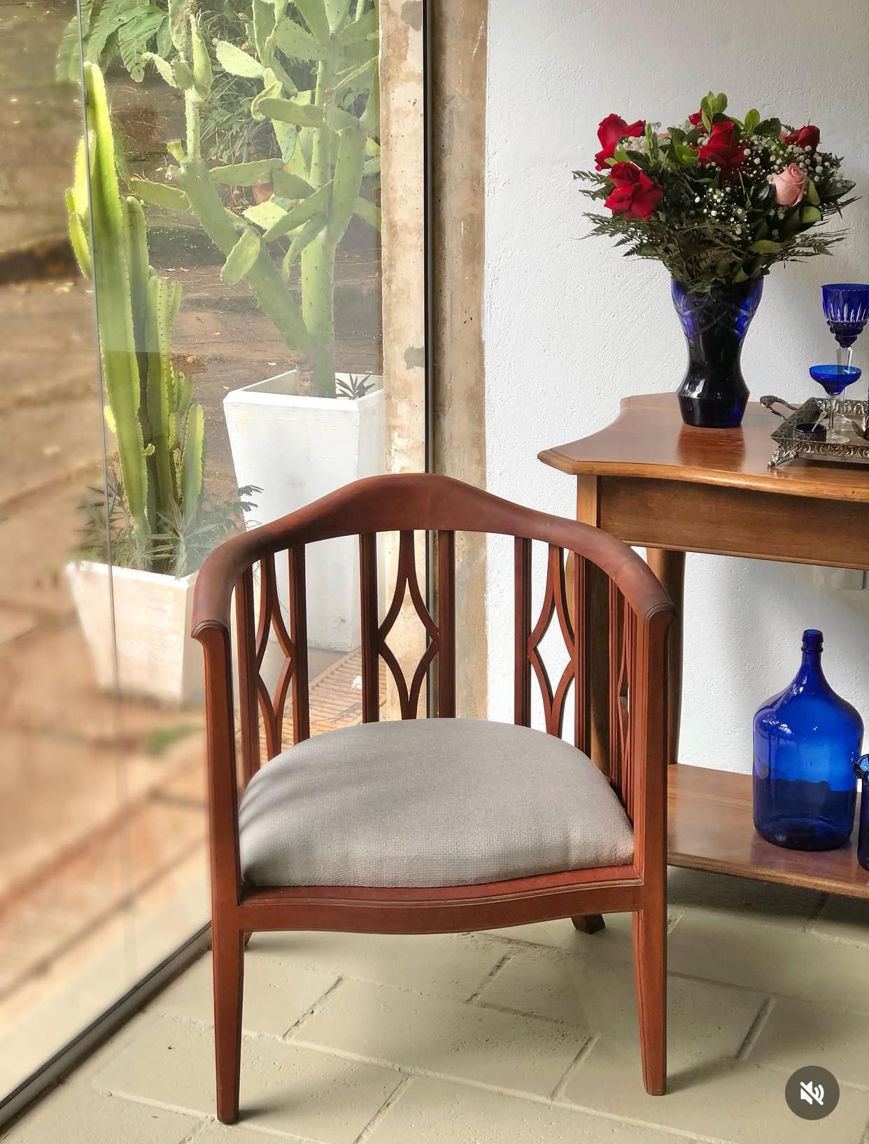 Poltrona Art Nouveau com estofado linhão