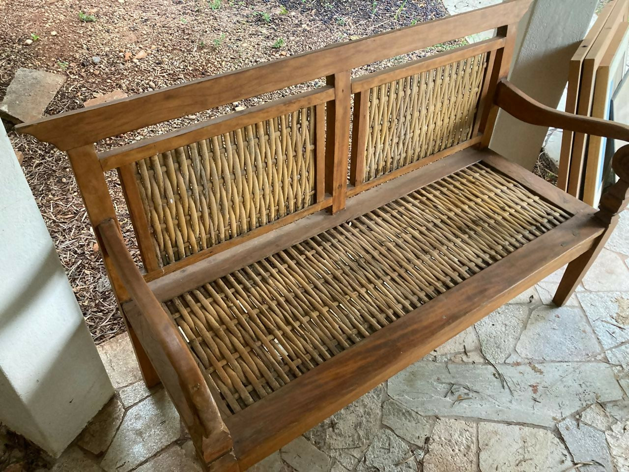 banco de madeira maciça e trançado de palha