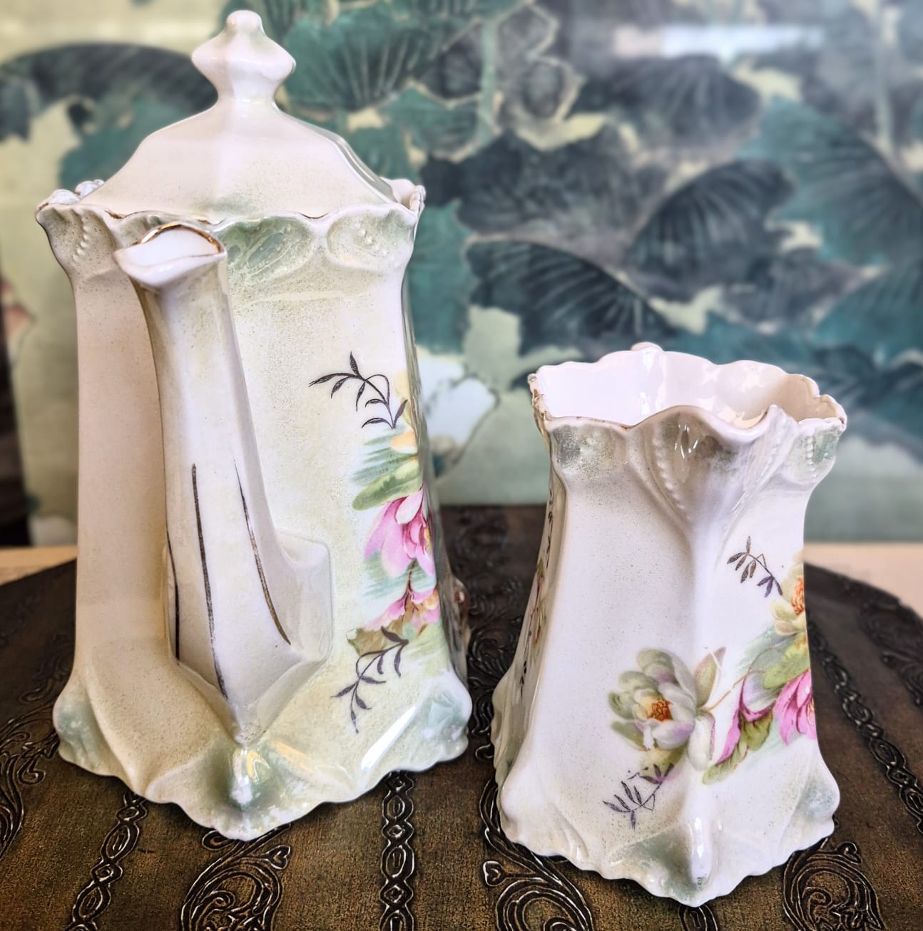 Conjunto de bule e leiteira antigos (1890) em porcelana alemã da Silésia,  lindamente decorados à mão.