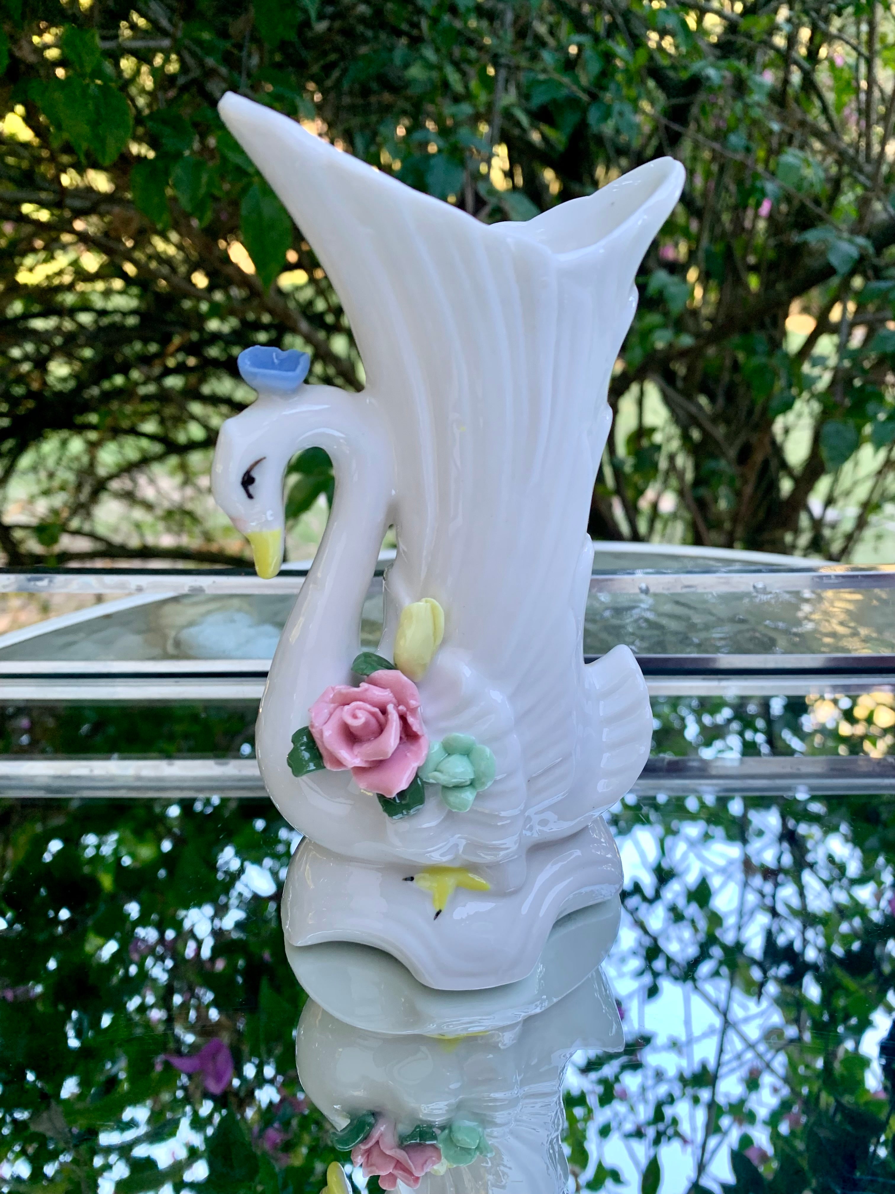 Lindo delicado vasinho em porcelana cisne