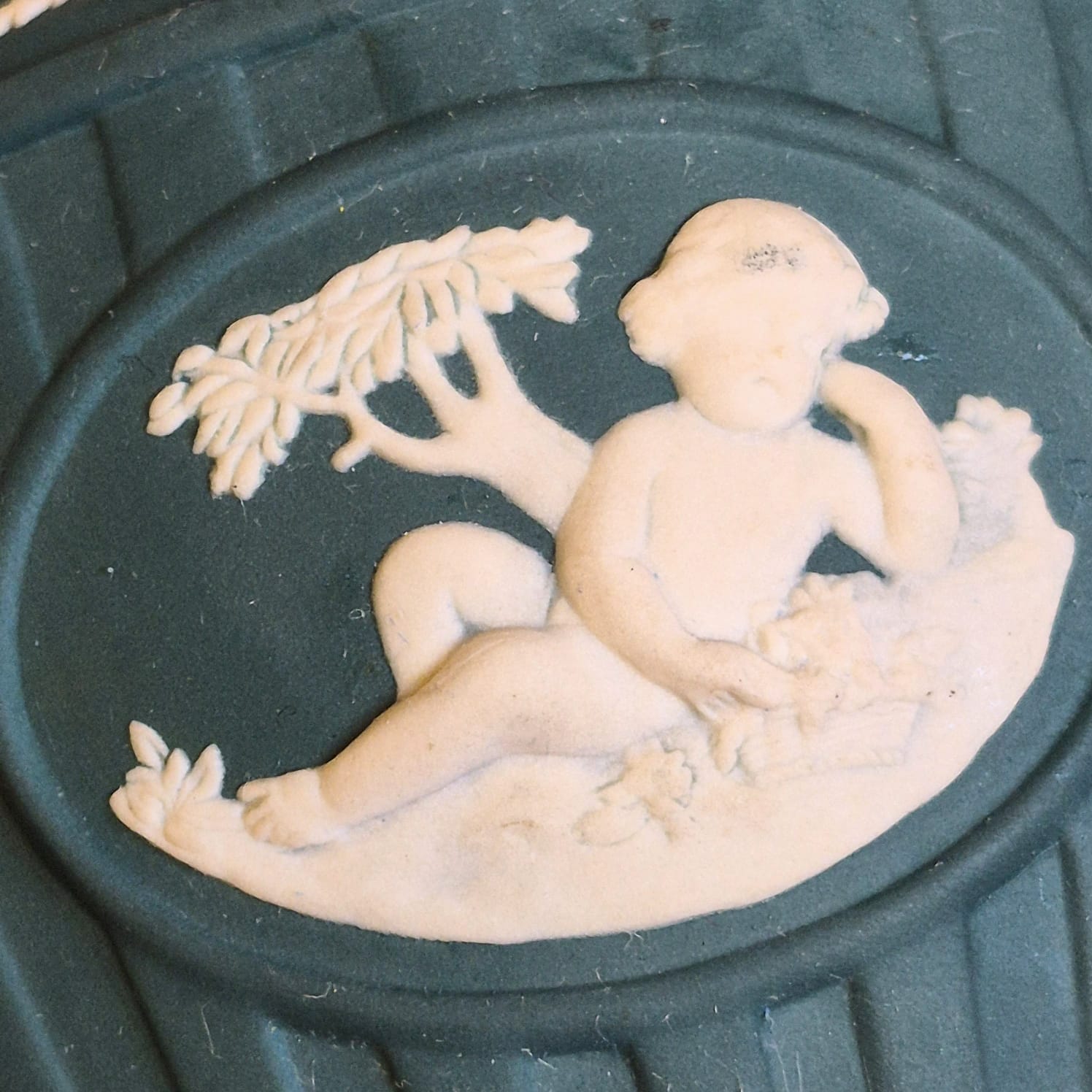 Bowl / tigela / porta treco em Jasperware Wedgwood na cor verde pinheiro, muito raro. Anos 70, com imagem de Baco no centro, alça dupla e canelado.