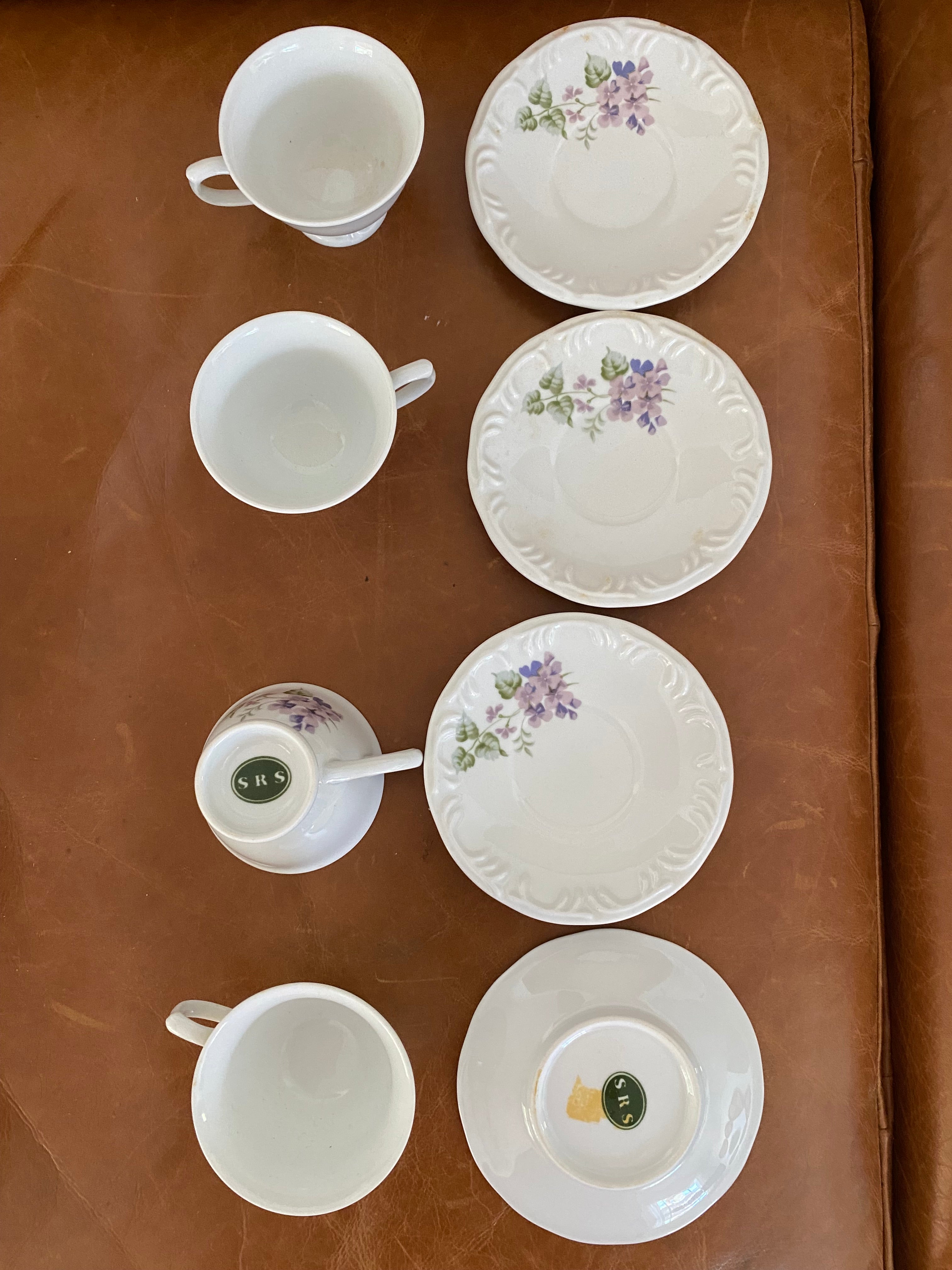 Conjunto de 4 Xícaras e Pires SRS com desenho de flores em lilás 
