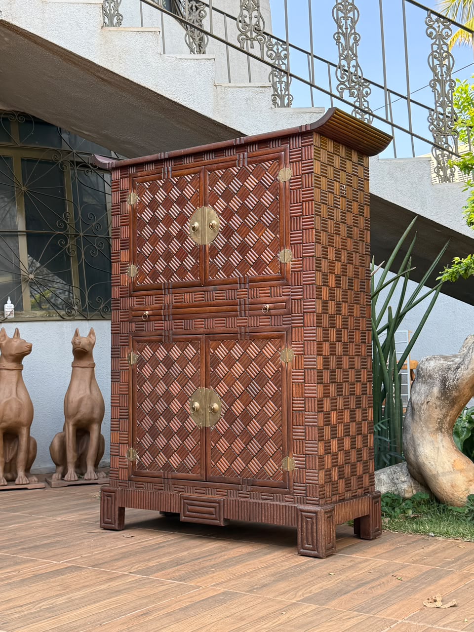 Barzinho / Armário Oriental todo em madeira maciça detalhada e puxadores dourados 