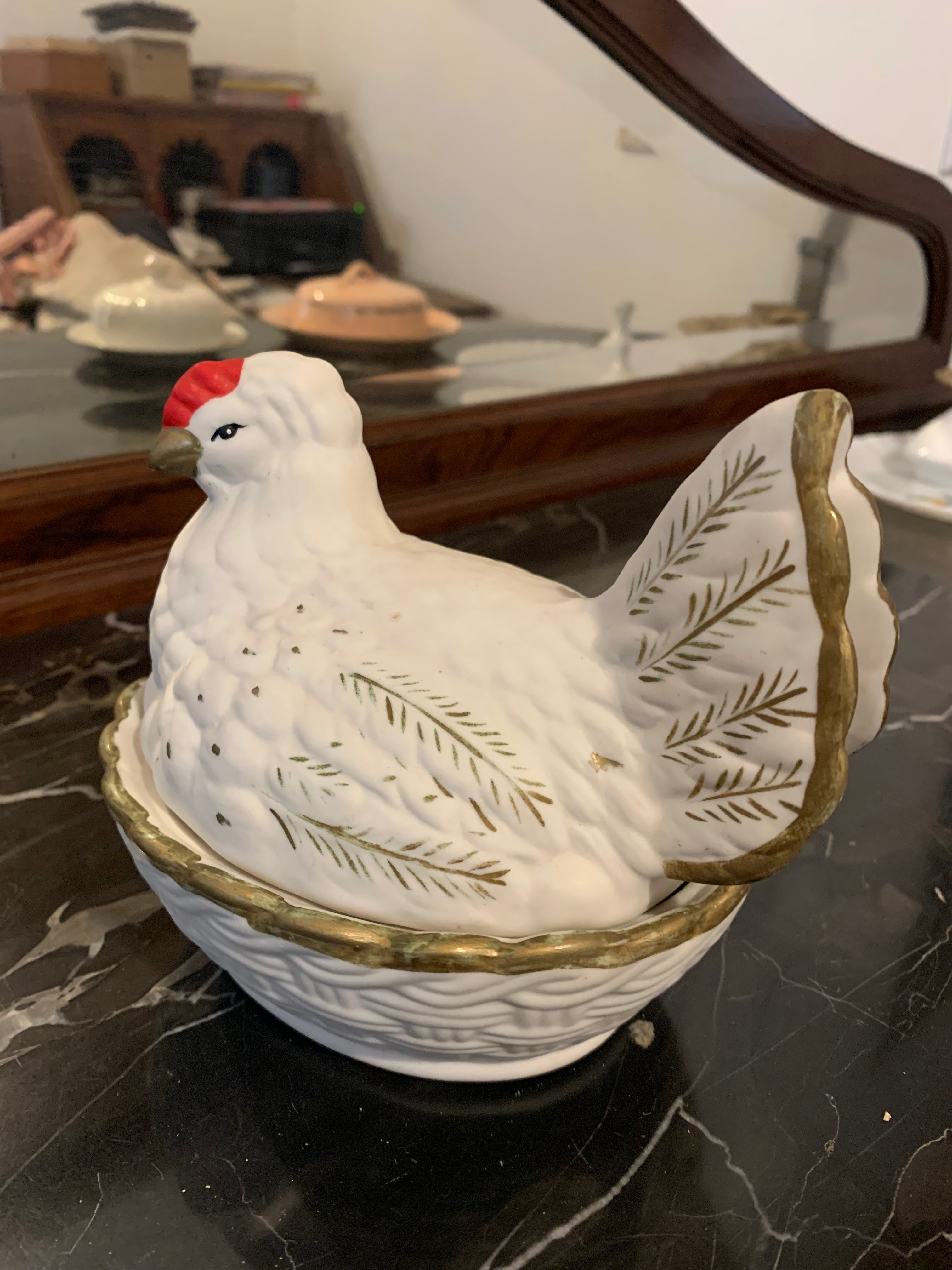 Antiga e linda galinha em porcelana. Raridade!