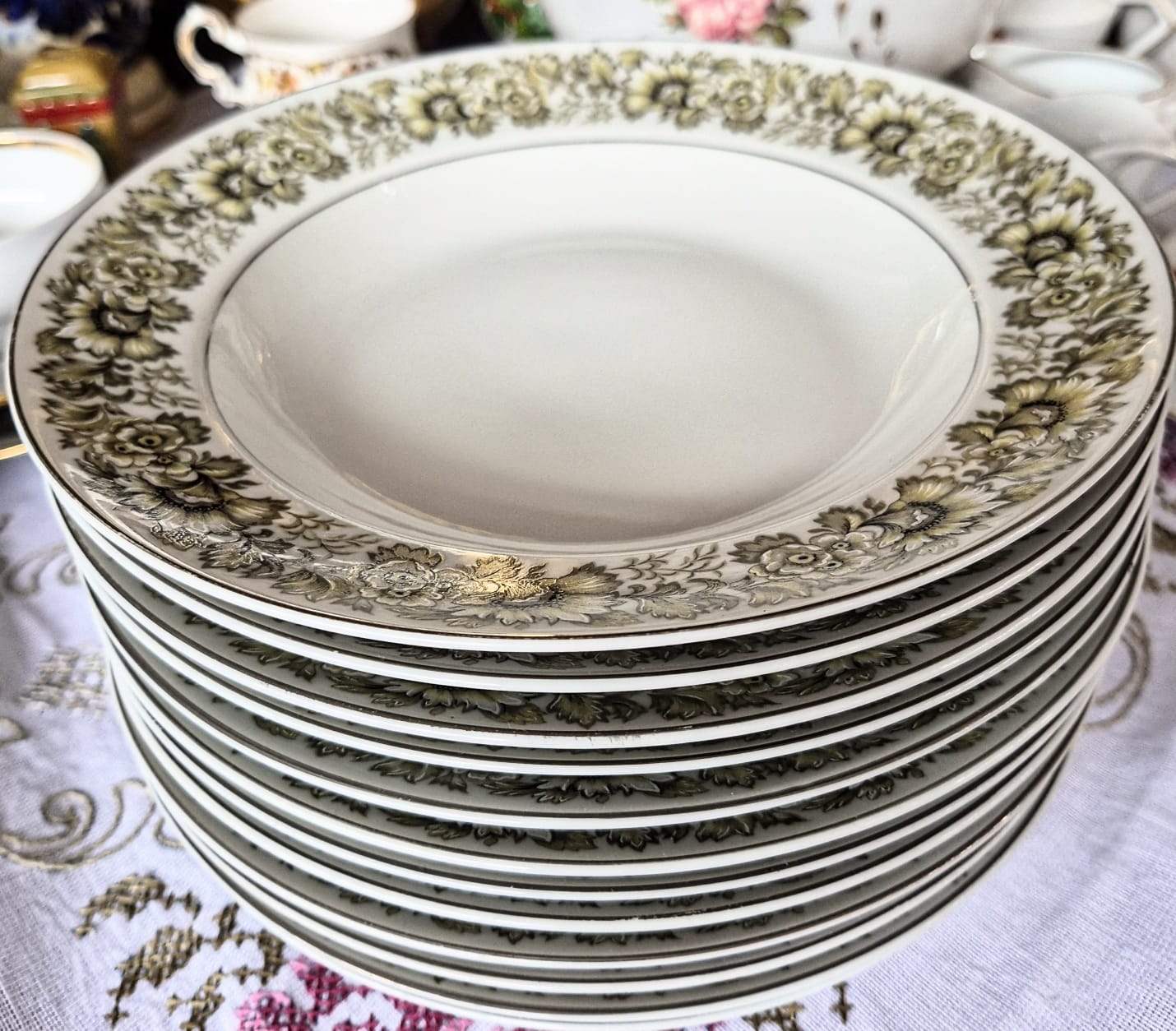 Conjunto de 23 pratos sendo: 11 pratos rasos e 12 pratos fundos,  em porcelana vintage Real, anos 60.