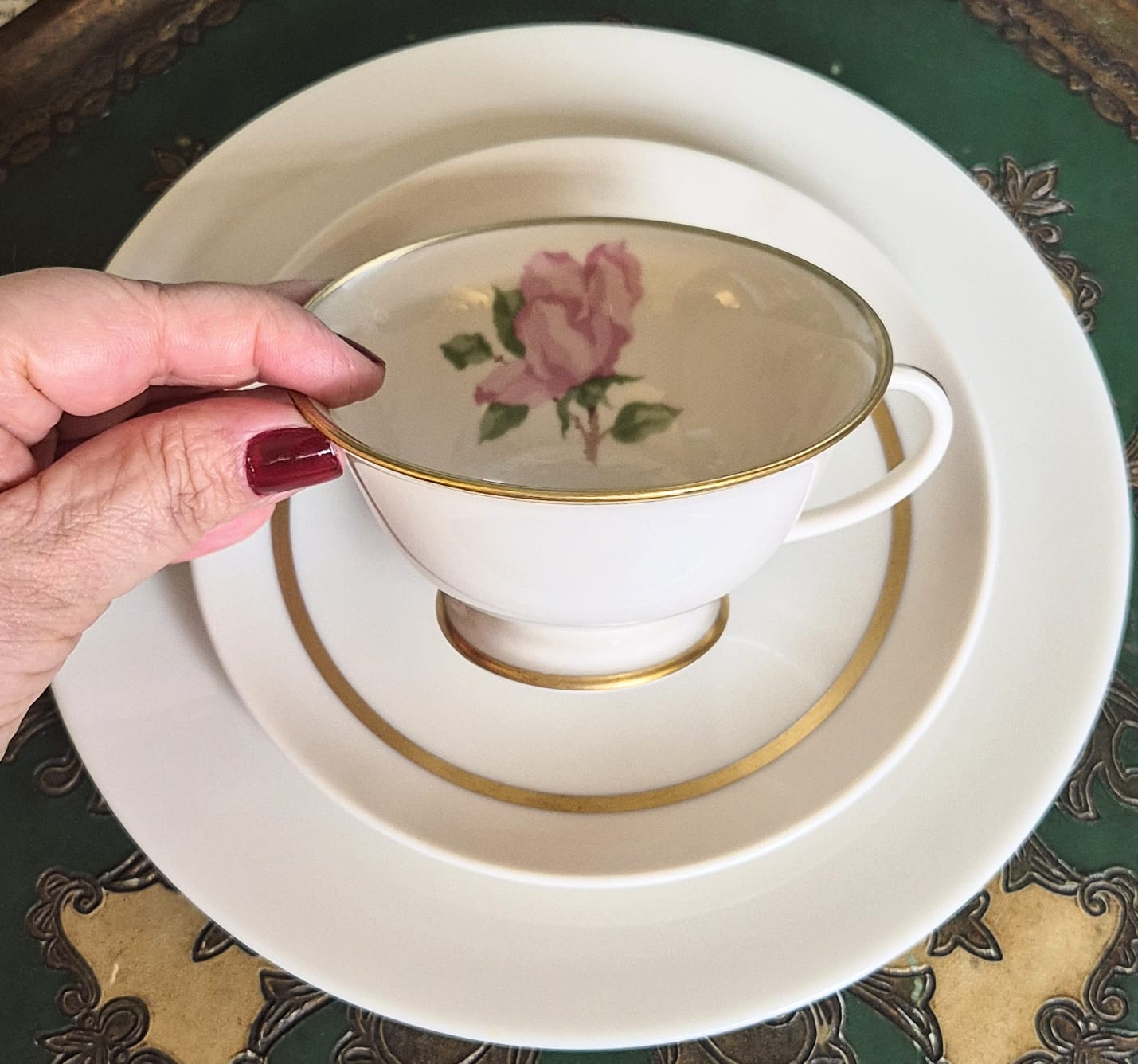 Trio para chá lindíssimo,  em estado de vitrine,  em porcelana estadounidense de 1a qualidade Franciscan China, no padrão "Cherokee Rose", anos 40/50. 5 unidades disponíveis.