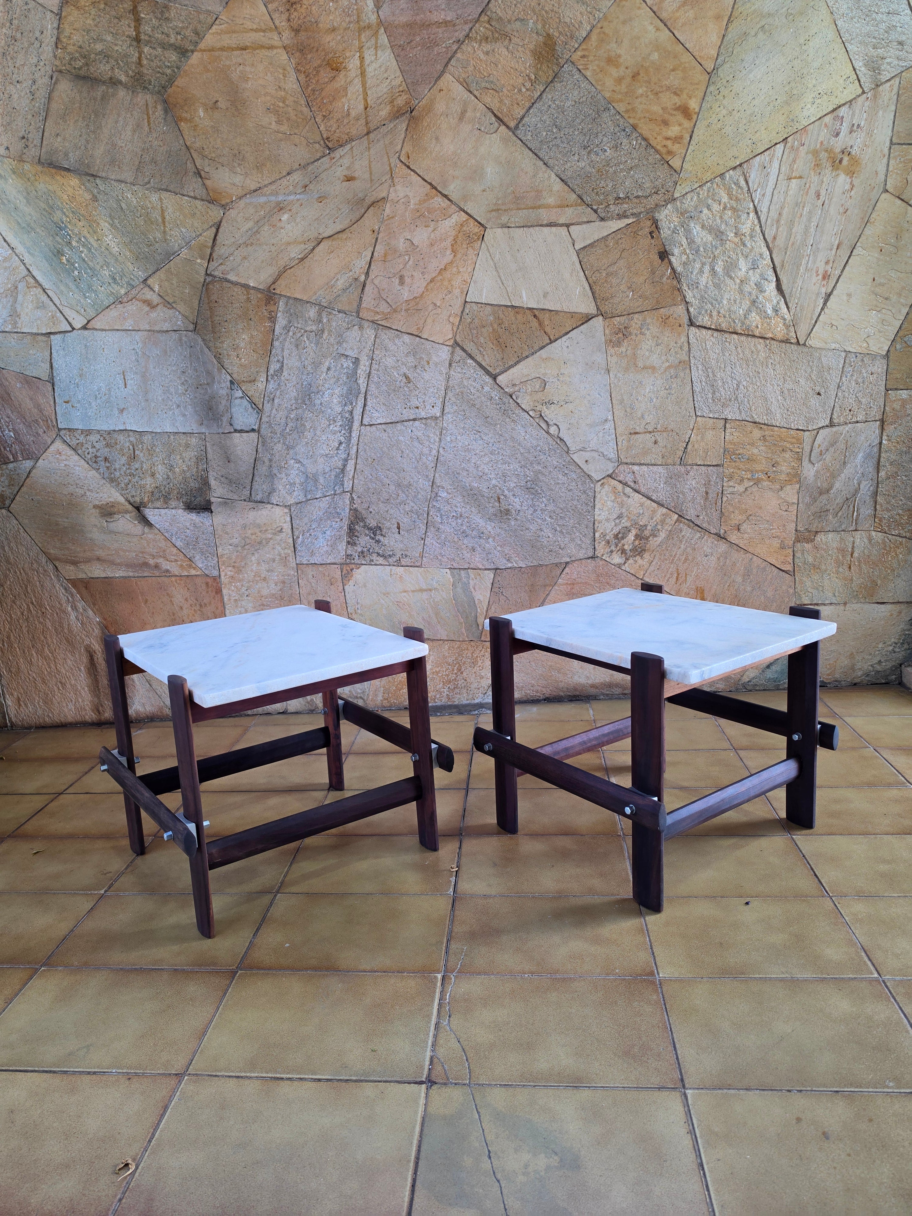 Par de mesinhas laterais Design em madeira e mármore 