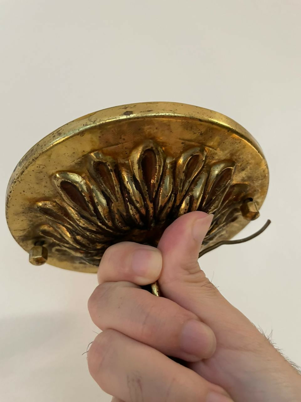 Lustre em bronze e vidro amarelo