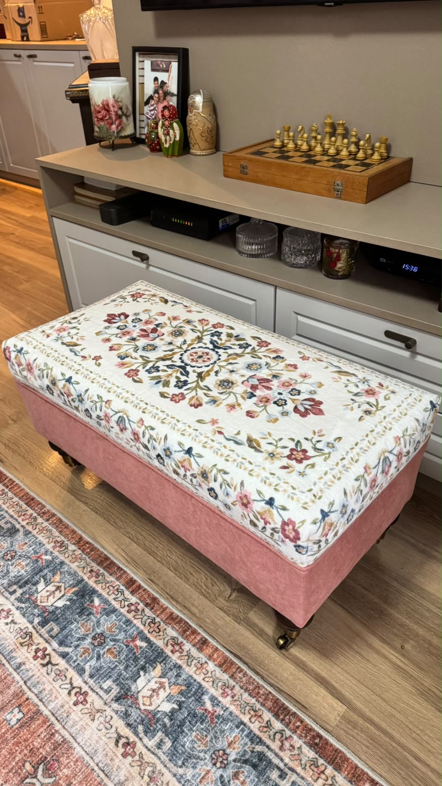 Pufe / Banco /Apoio para os pés / Mesa de Centro em tecido rosa com estampa floral 