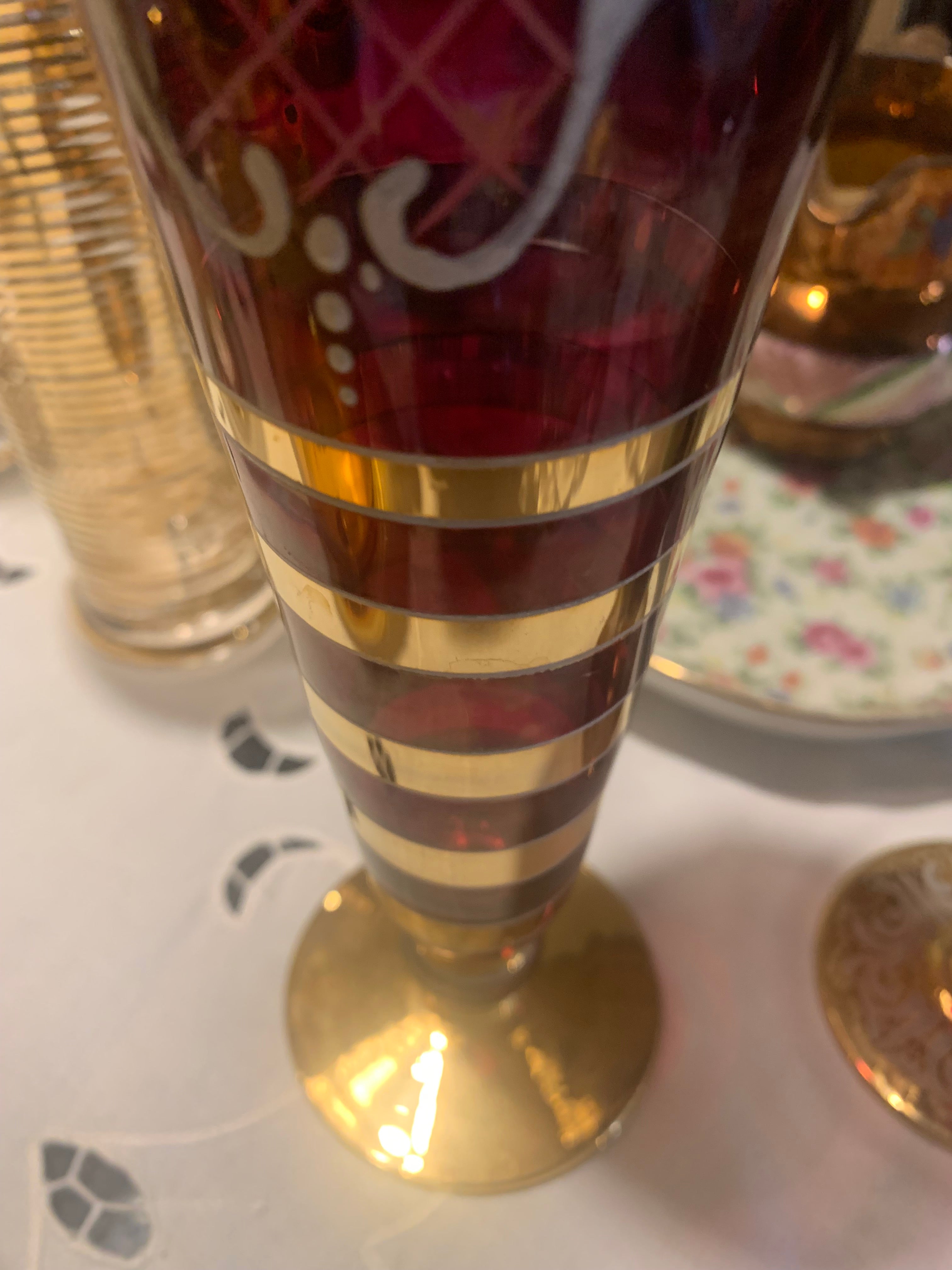 Taças antigas cor de vinho com detalhes dourados