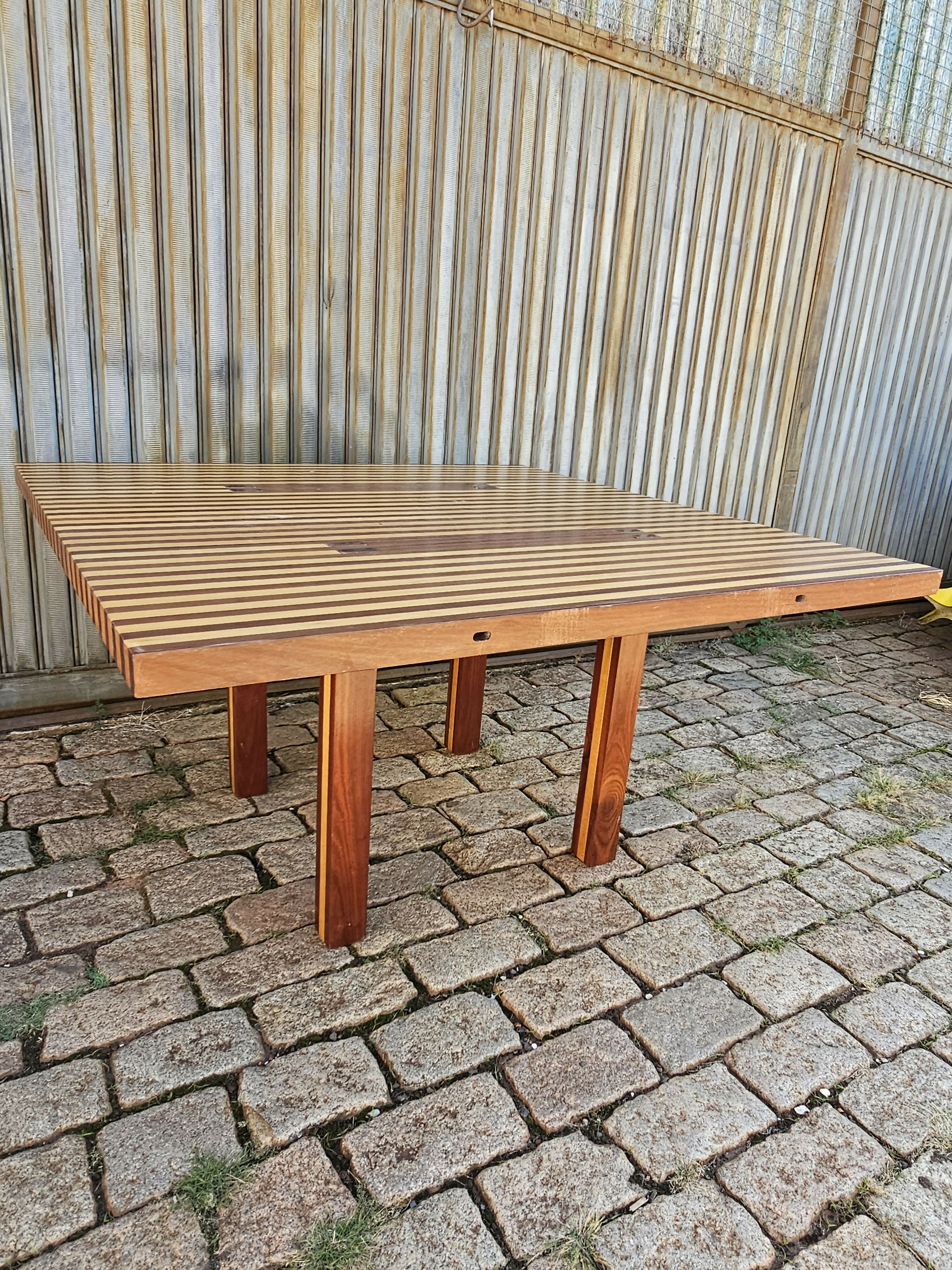 Escultural Mesa de Jantar de Mauricio Azeredo