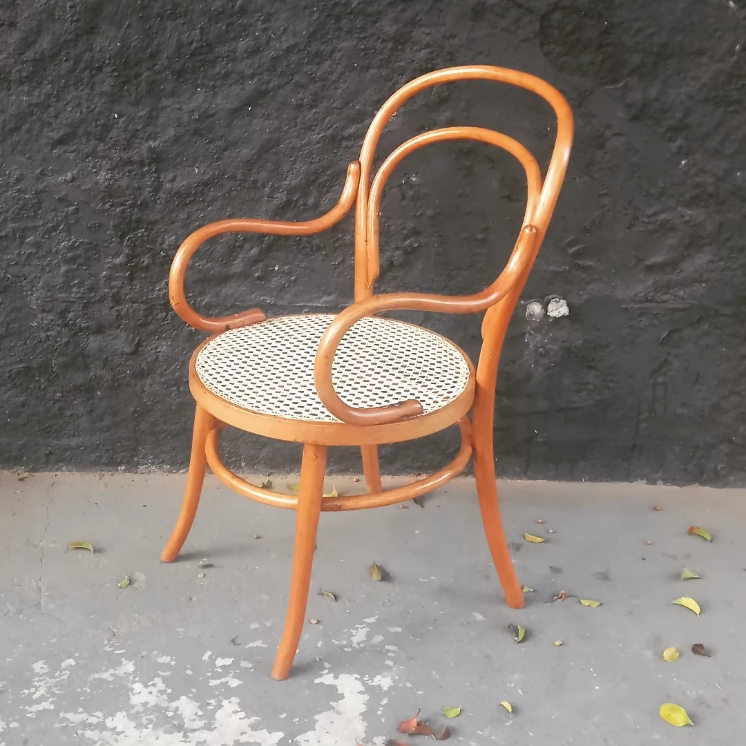 Cadeira modelo Thonet com braços e palhinha (recém restaurada) 
