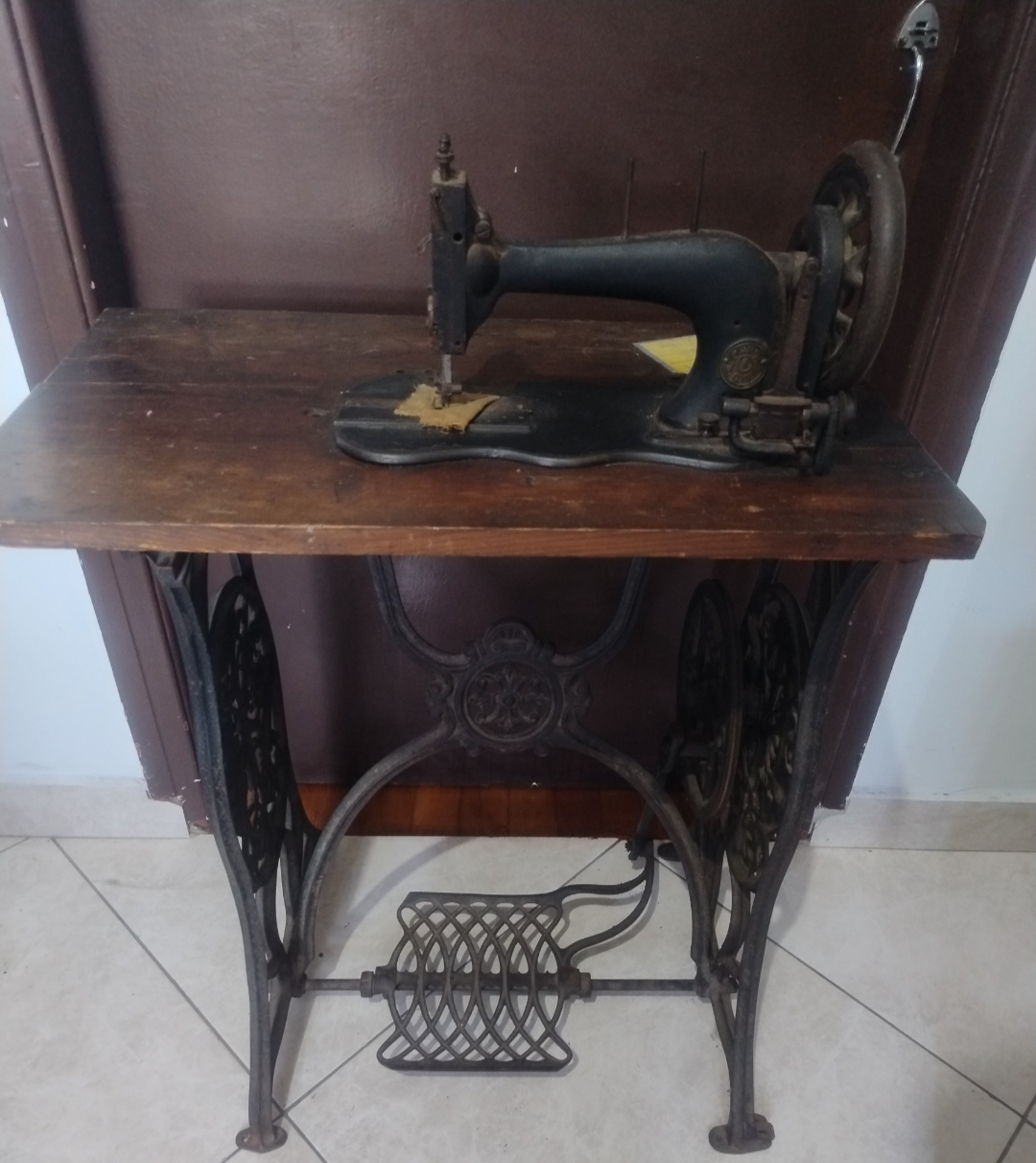 Máquina de Costura Singer Antiga com Mesa