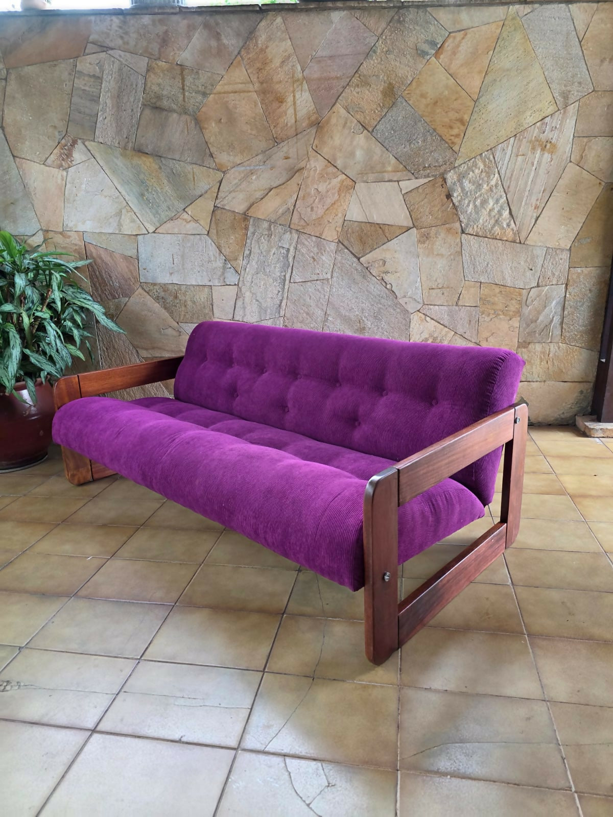 Sofá Percival Lafer MP-185, tecido veludo cotele roxo.