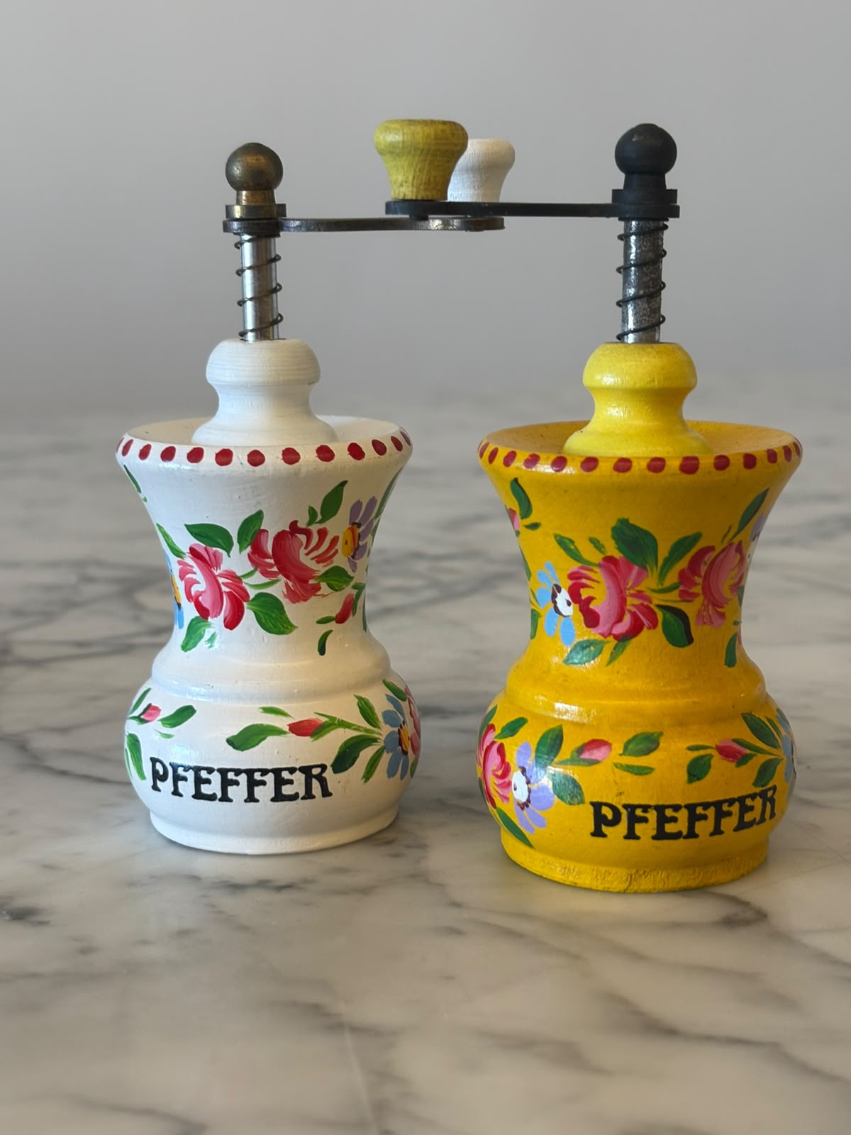 Moedores de pimenta artesanal - Moedores "Sol e Nuvem" em amarelo e branco 