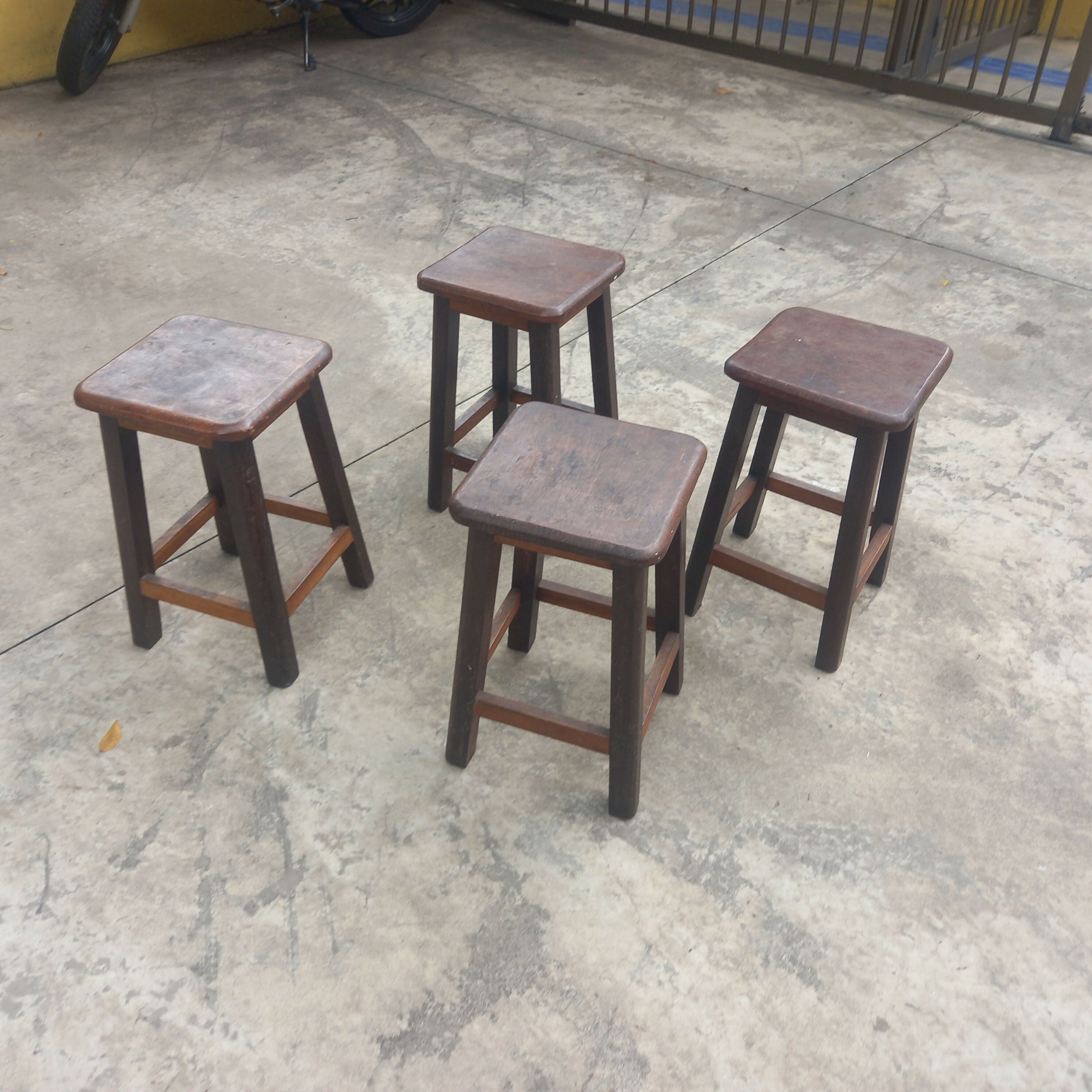 Antigos banquinhos quadrados em madeira