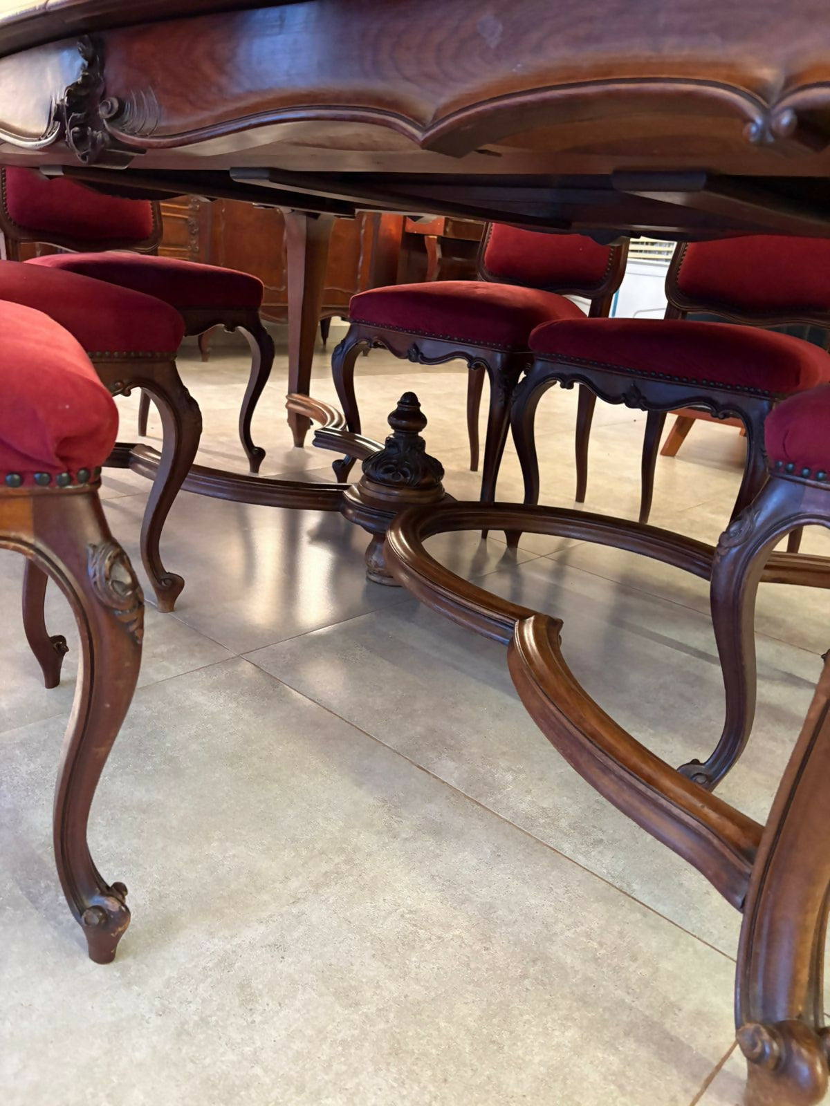 Jogo de Jantar Luiz XV - (Cristaleira + Buffet + mesa com 12 cadeiras)