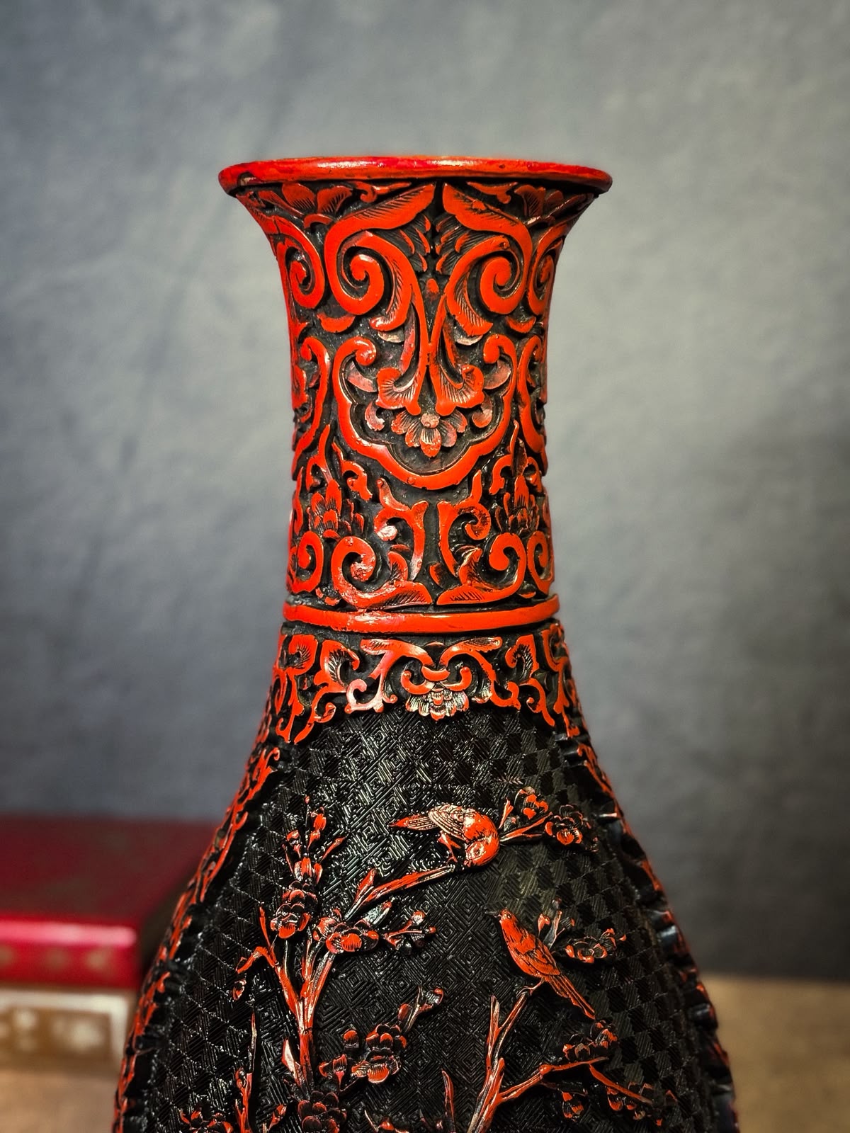Vaso Chinês em Metal com Acabamento Cinnabar em Vermelho e Preto, Século XX