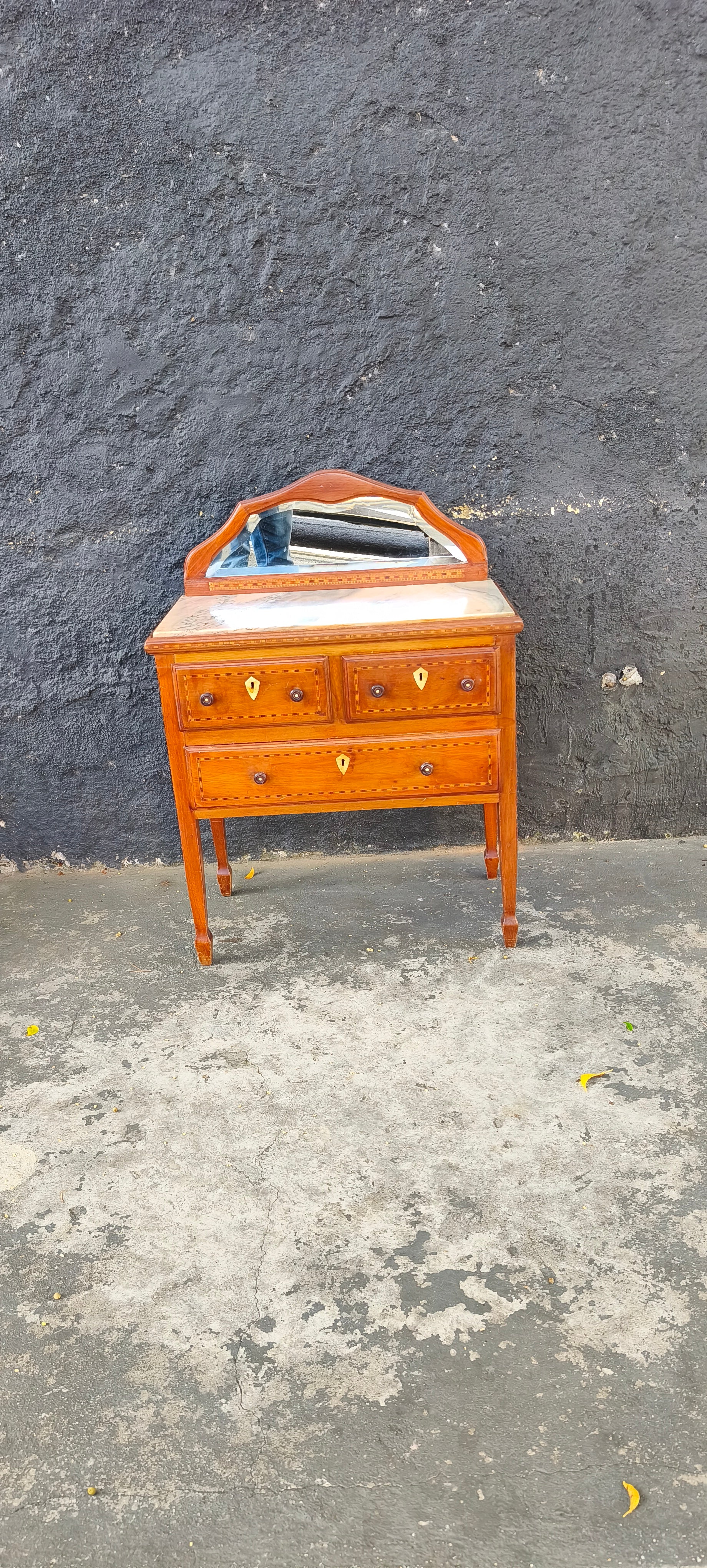 Mini Cômoda em madeira clara com Marchetaria, espelho bisotado e tampo em Mármore Rosa - restaurada 
