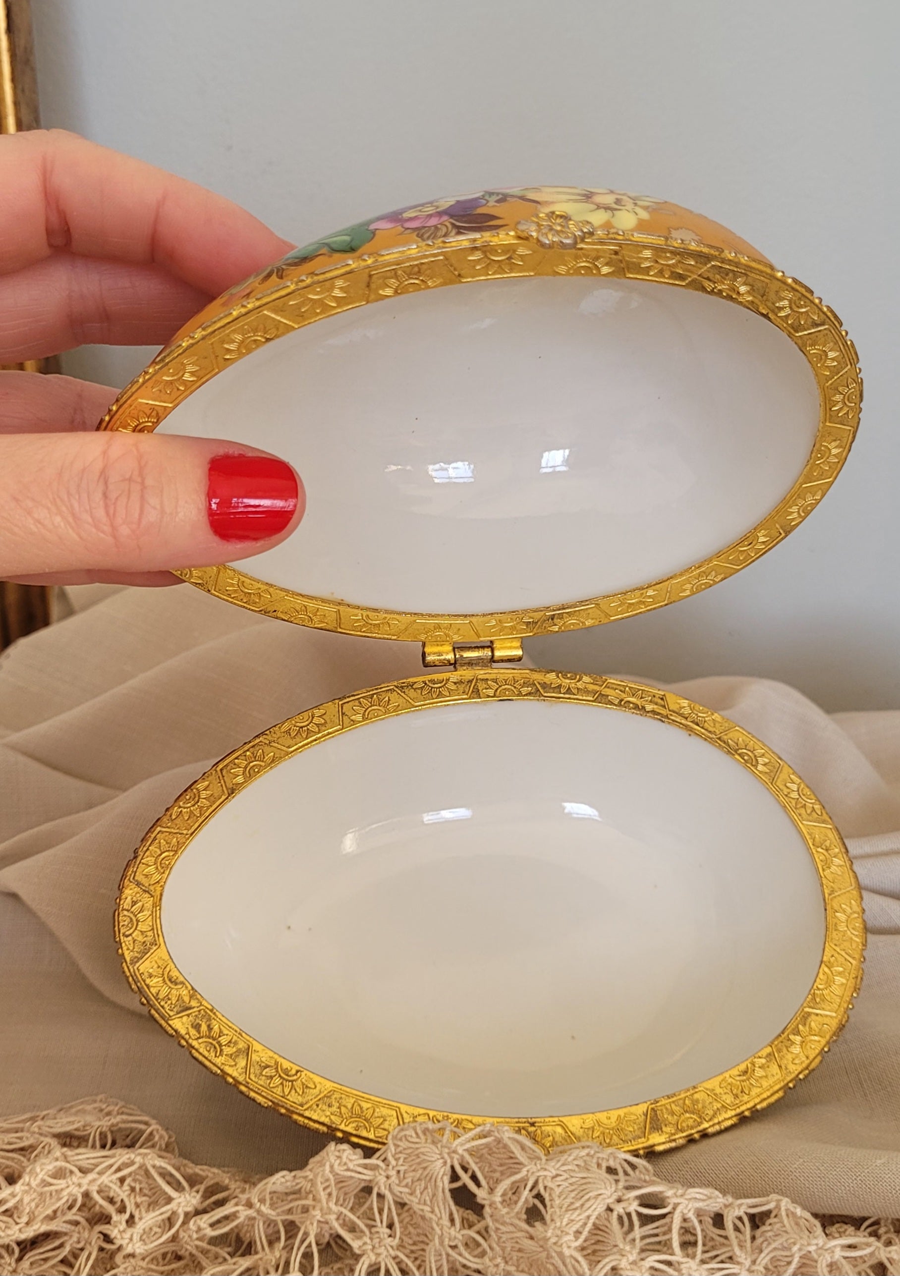 Caixa francesa em forma de ovo em porcelana LIMOGES (24K Gold-Deco Collections) abertura horizontal