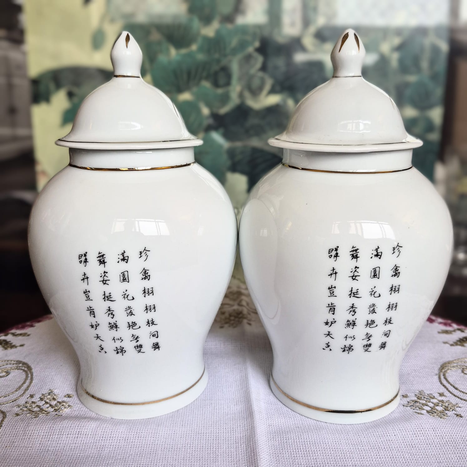 Potiche, ginger jar, em porcelana vintage chinesa Jingdezhen,  estilo Satsuma com motivos de pavões,  faisões e flores de peônia. Excelente estado.