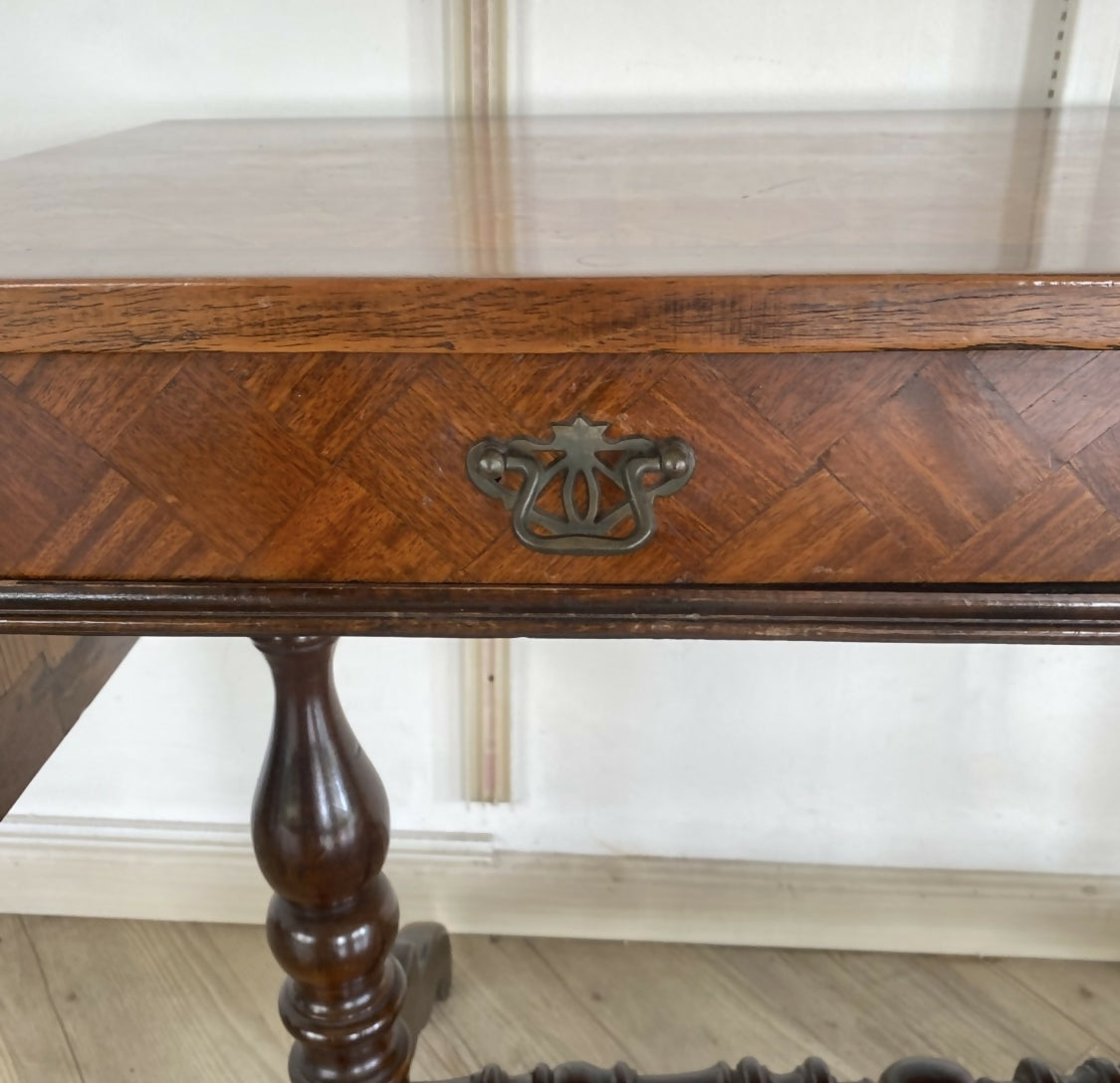 Mesa console/aparador, com abas laterais dobrável, meados Séc.XIX, pés em imbuia e tampo marchetado.