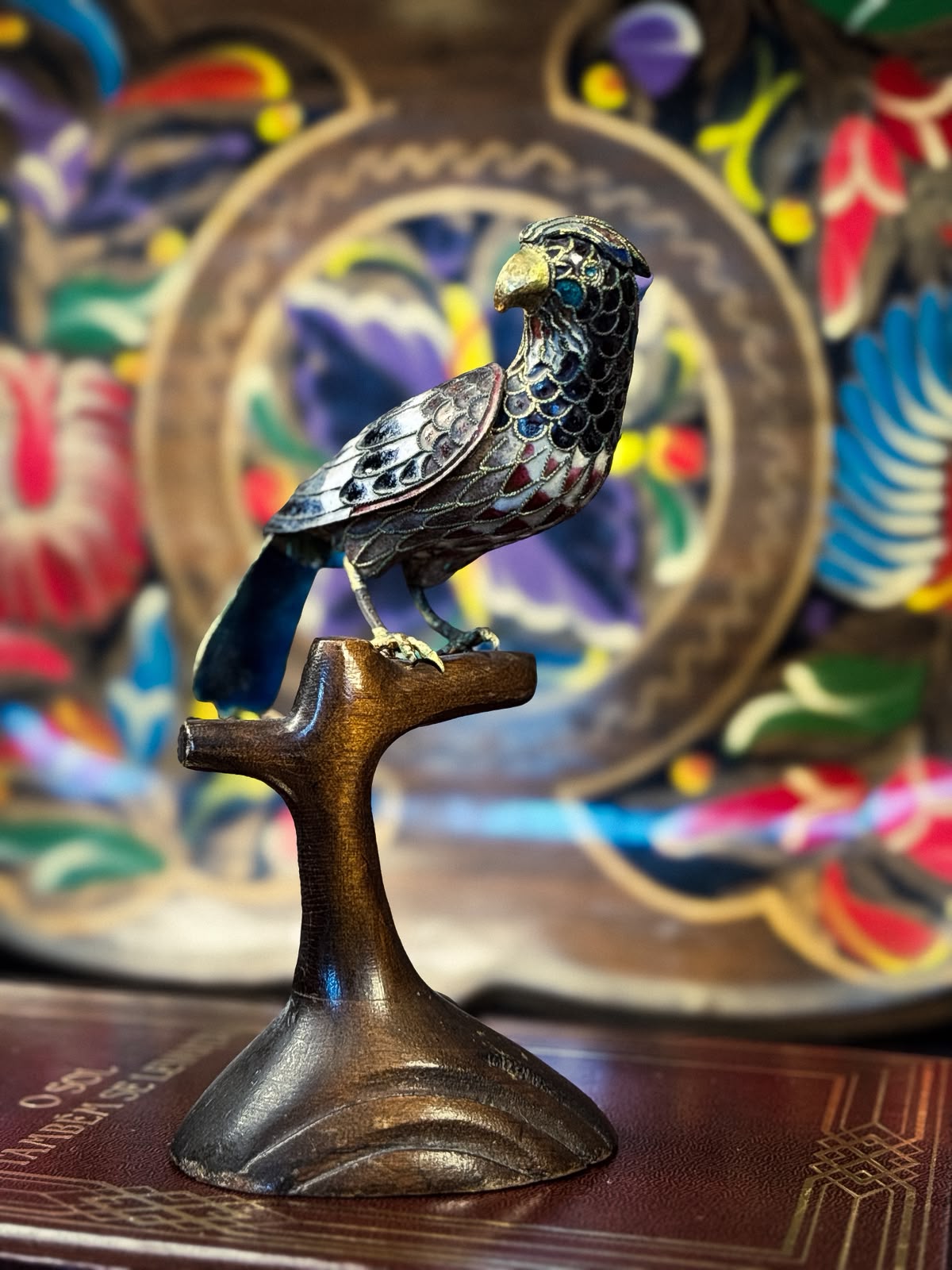 Falcão Chinês Colecionável em Cloisonné sobre Base de Madeira