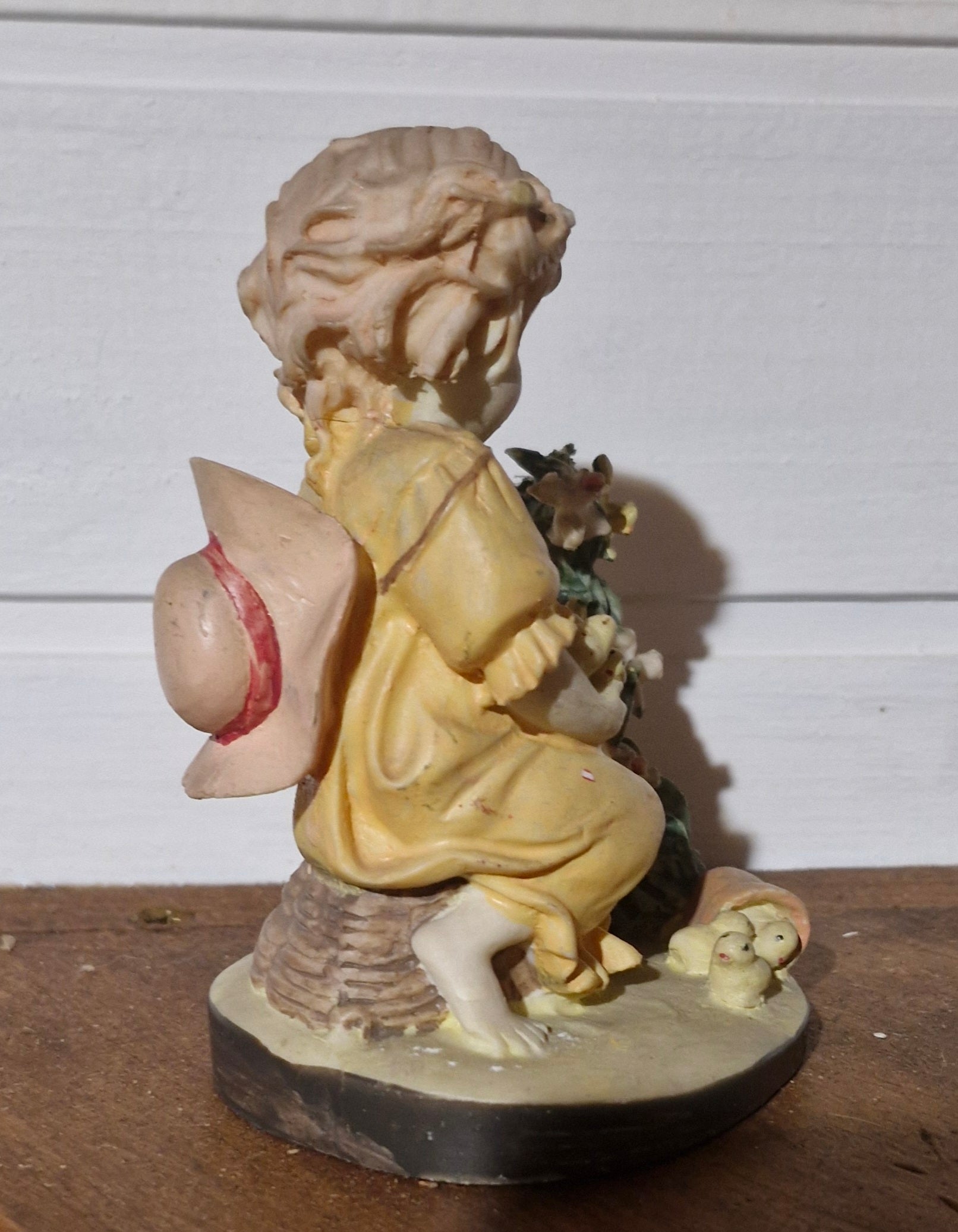 Bela escultura decorativa em resina com menina e flores 