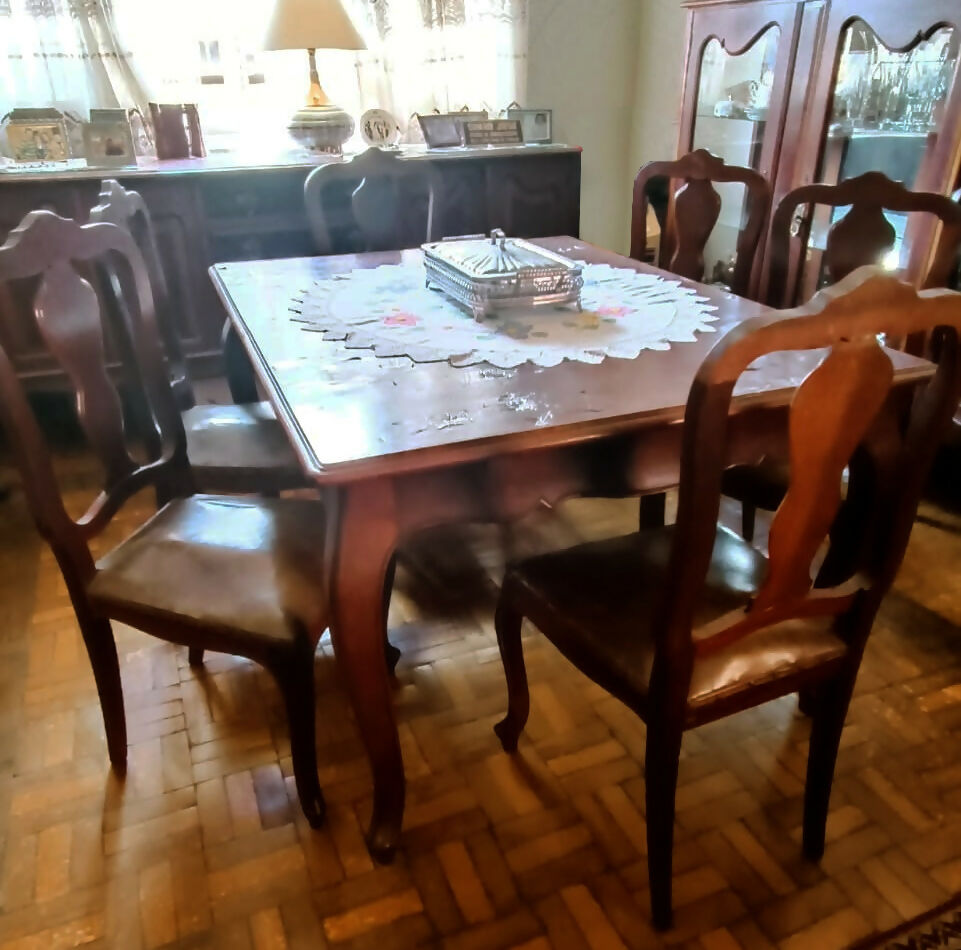 Mesa de jantar e 6 cadeiras estilo clássico