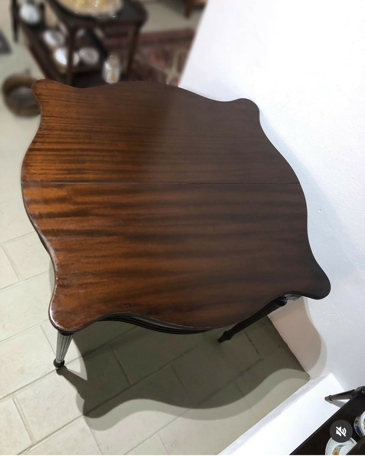 Mesa aparador estilo Luís XVI com tampo dobrável e reversível para mesa de apoio