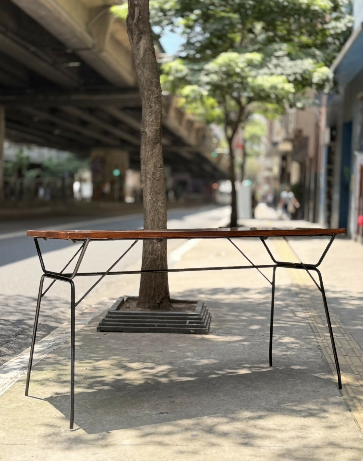 Mesa / Aparador com tampo em Jacarandá e base em ferro