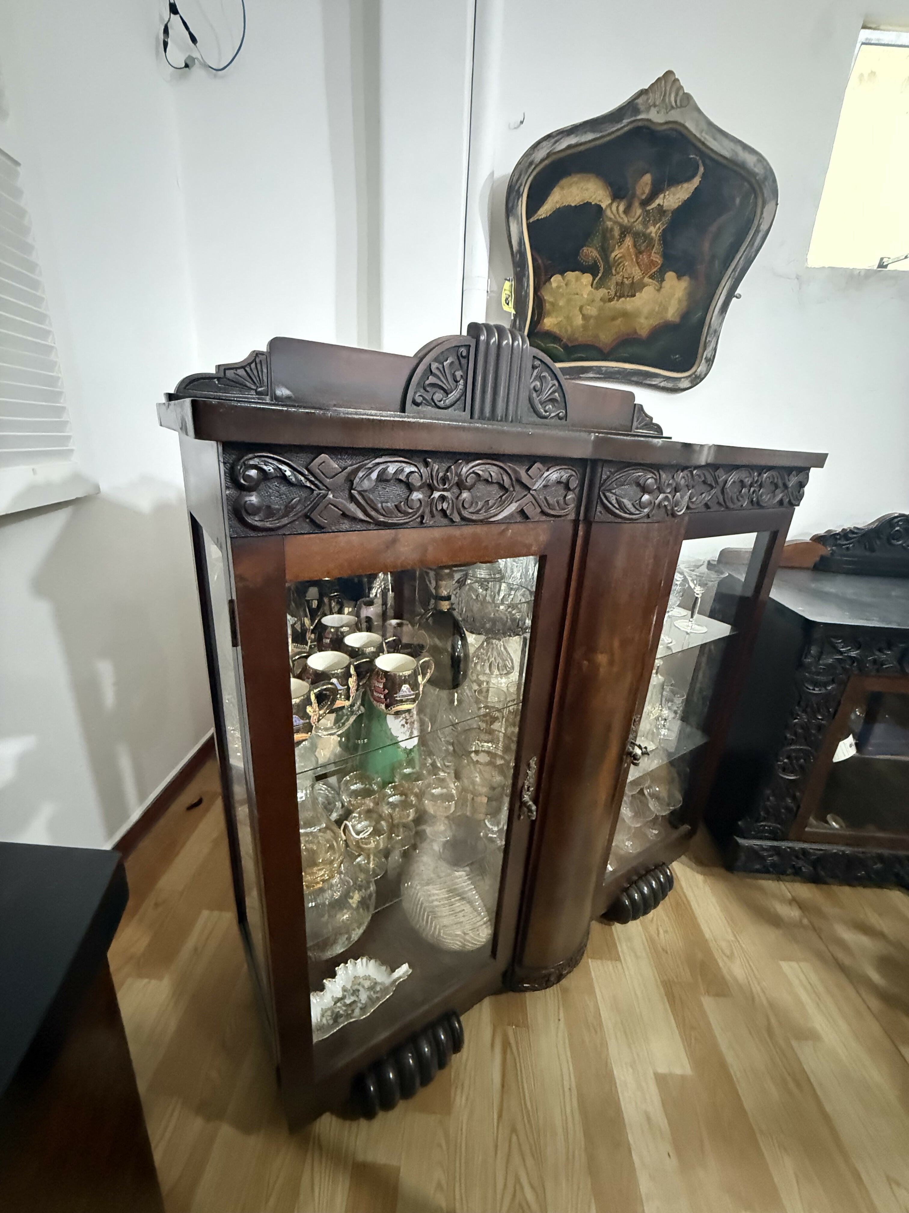 Cristaleira Clássica em Madeira Nobre com Patas de Leão