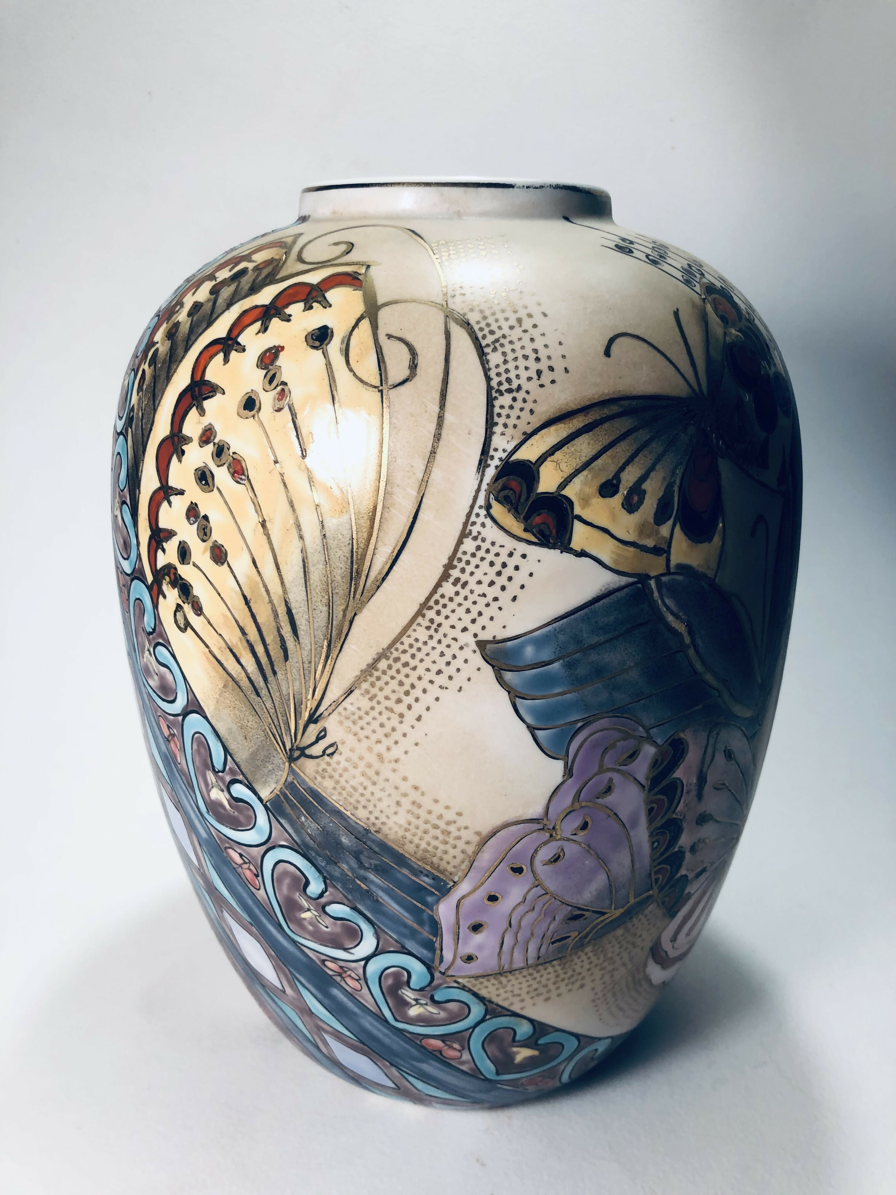 Vaso francês decorado com borboletas